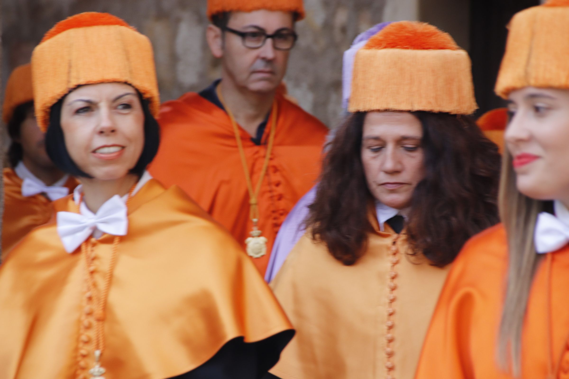 cortejo académico de doctores y monjes carmelitas desde el Patio de Escuelas Menores hasta el Paraninfo de la Universidad