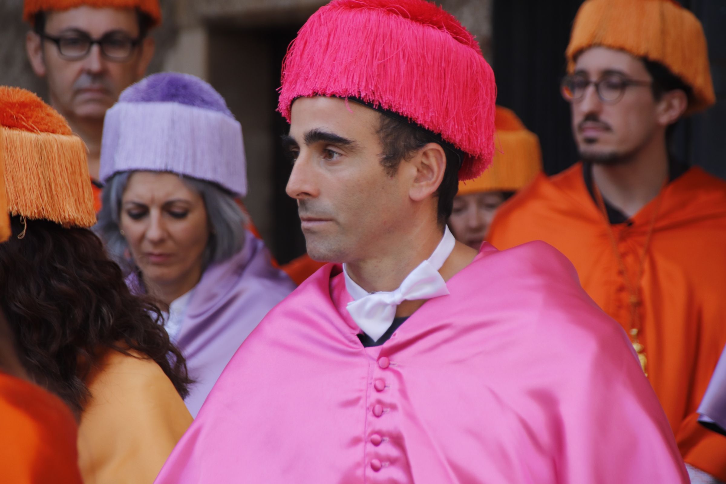 cortejo académico de doctores y monjes carmelitas desde el Patio de Escuelas Menores hasta el Paraninfo de la Universidad