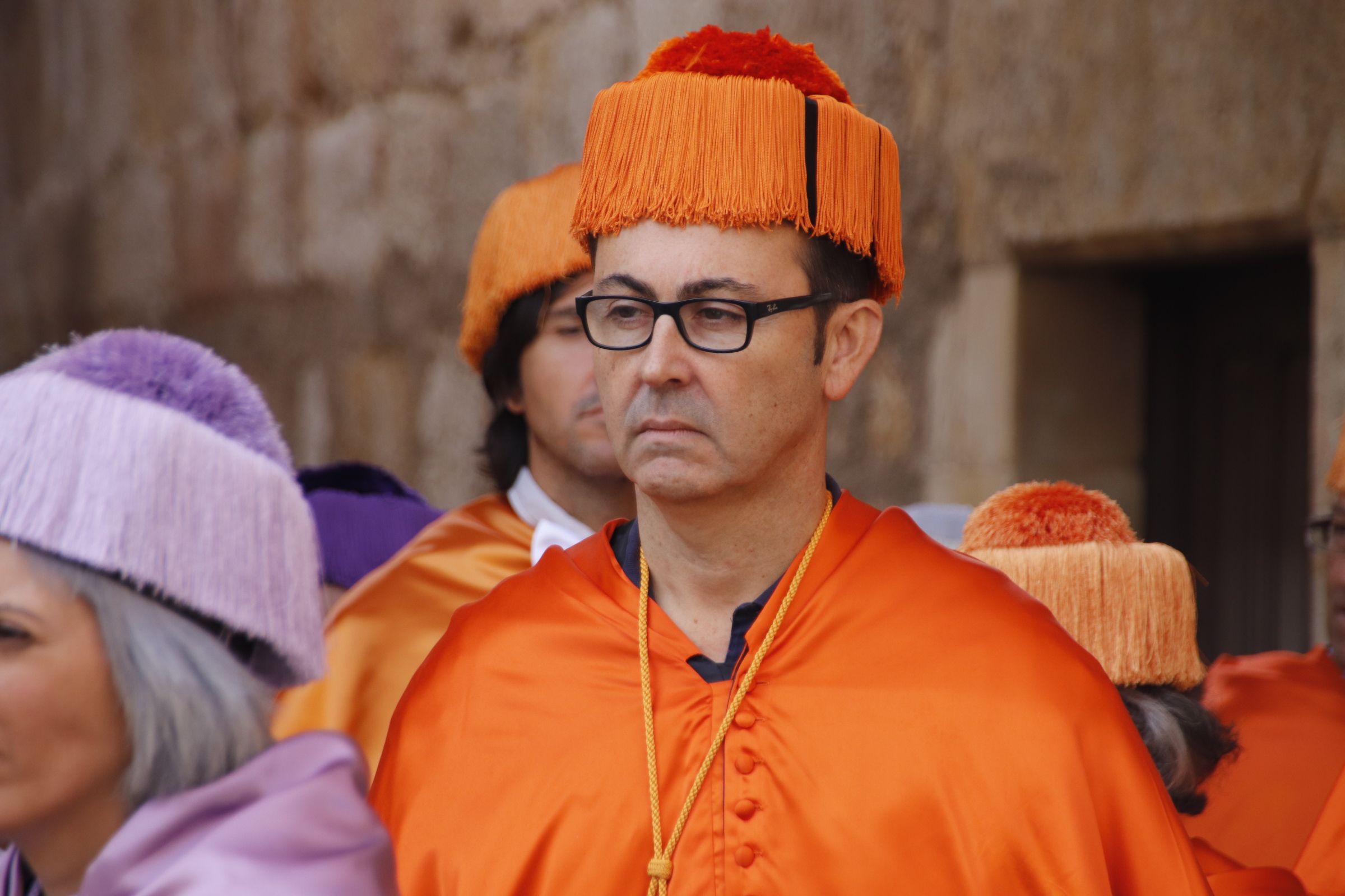 cortejo académico de doctores y monjes carmelitas desde el Patio de Escuelas Menores hasta el Paraninfo de la Universidad