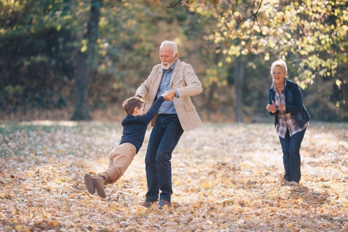 Abuelos con su nieto. Foto Infosalus