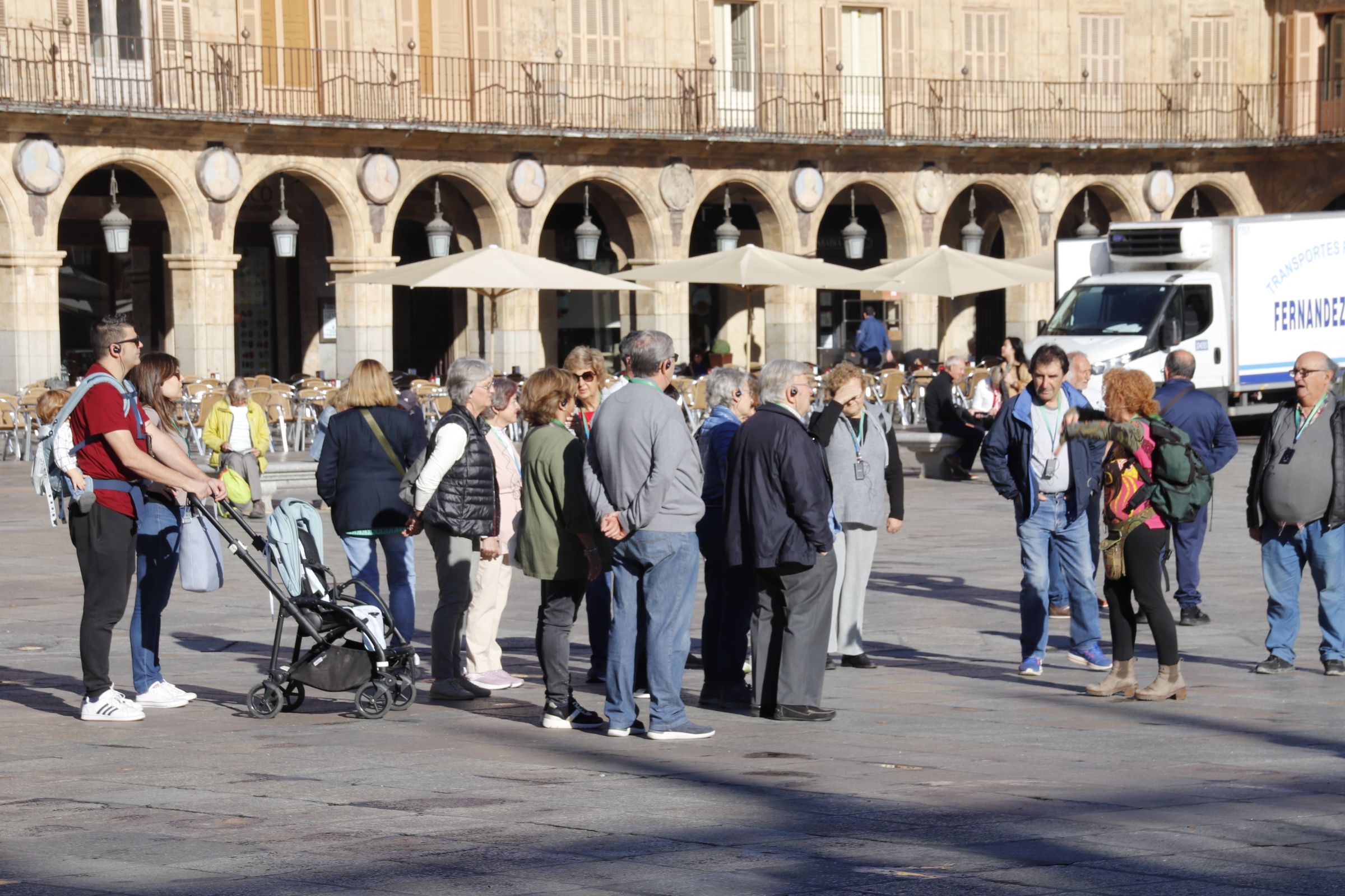 Gente paseando por la Plaza Mayor 