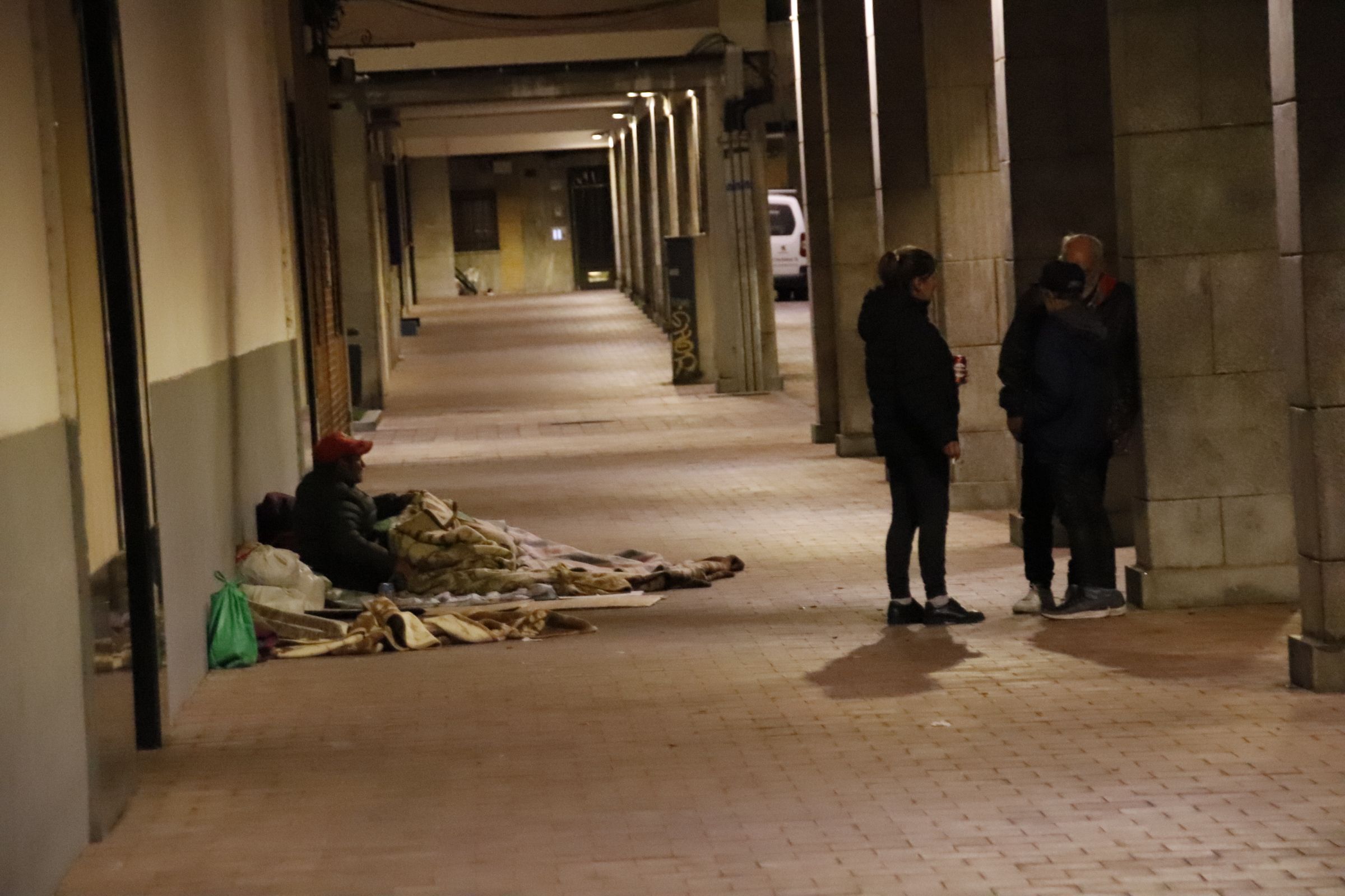 Vagabundos en la plaza de Barcelona 