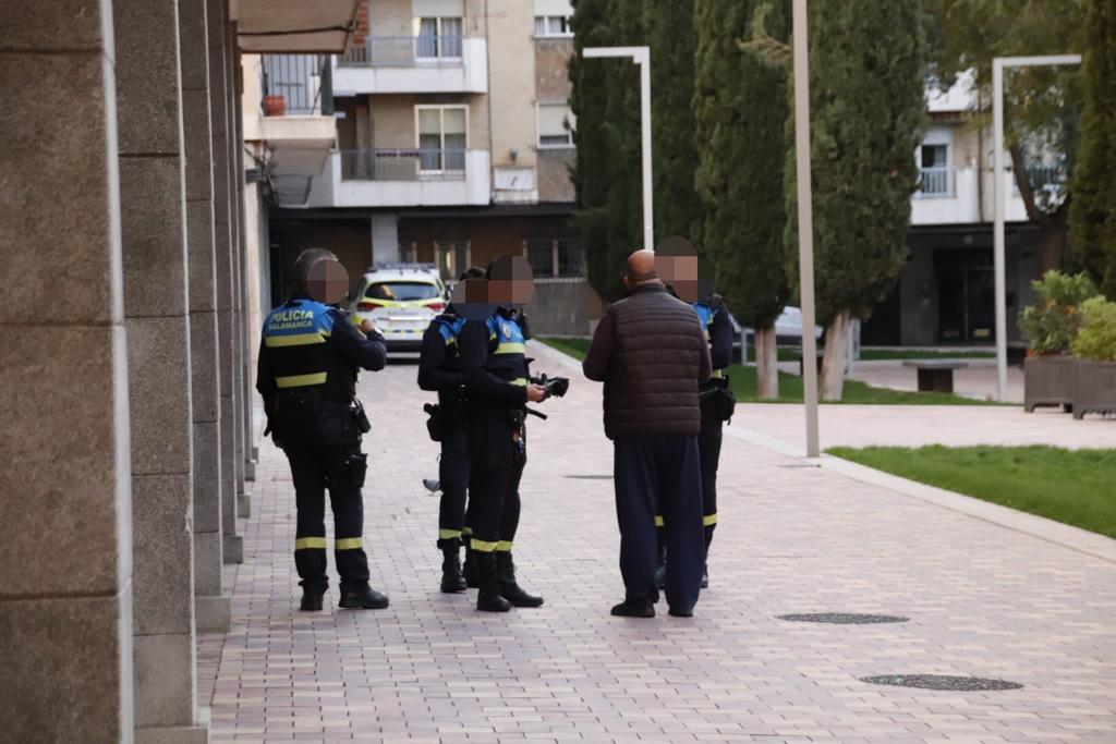  La Policía Local vuelve a desalojar a los sintecho de la plaza de Barcelona 