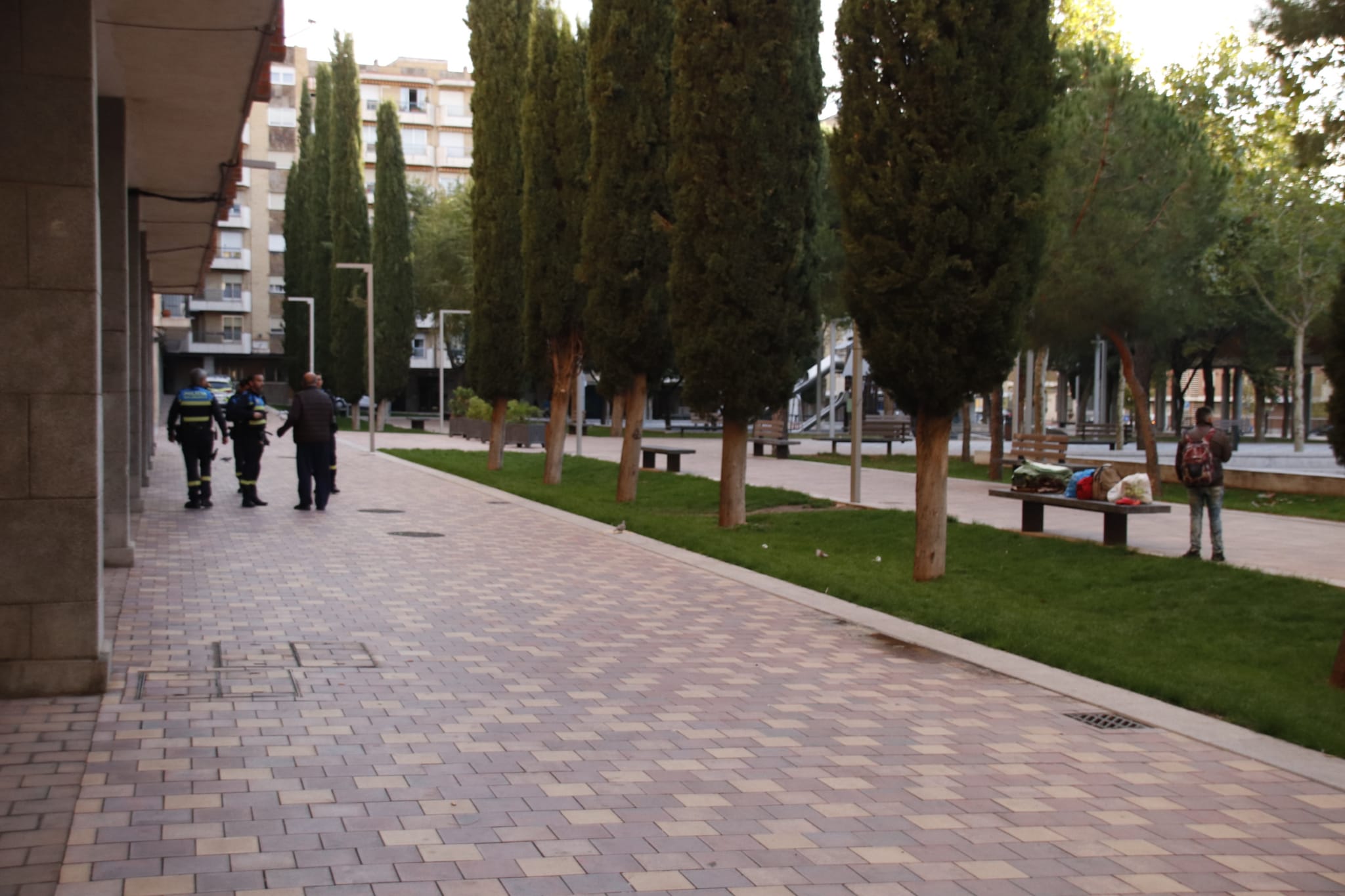  La Policía Local vuelve a desalojar a los sintecho de la plaza de Barcelona 