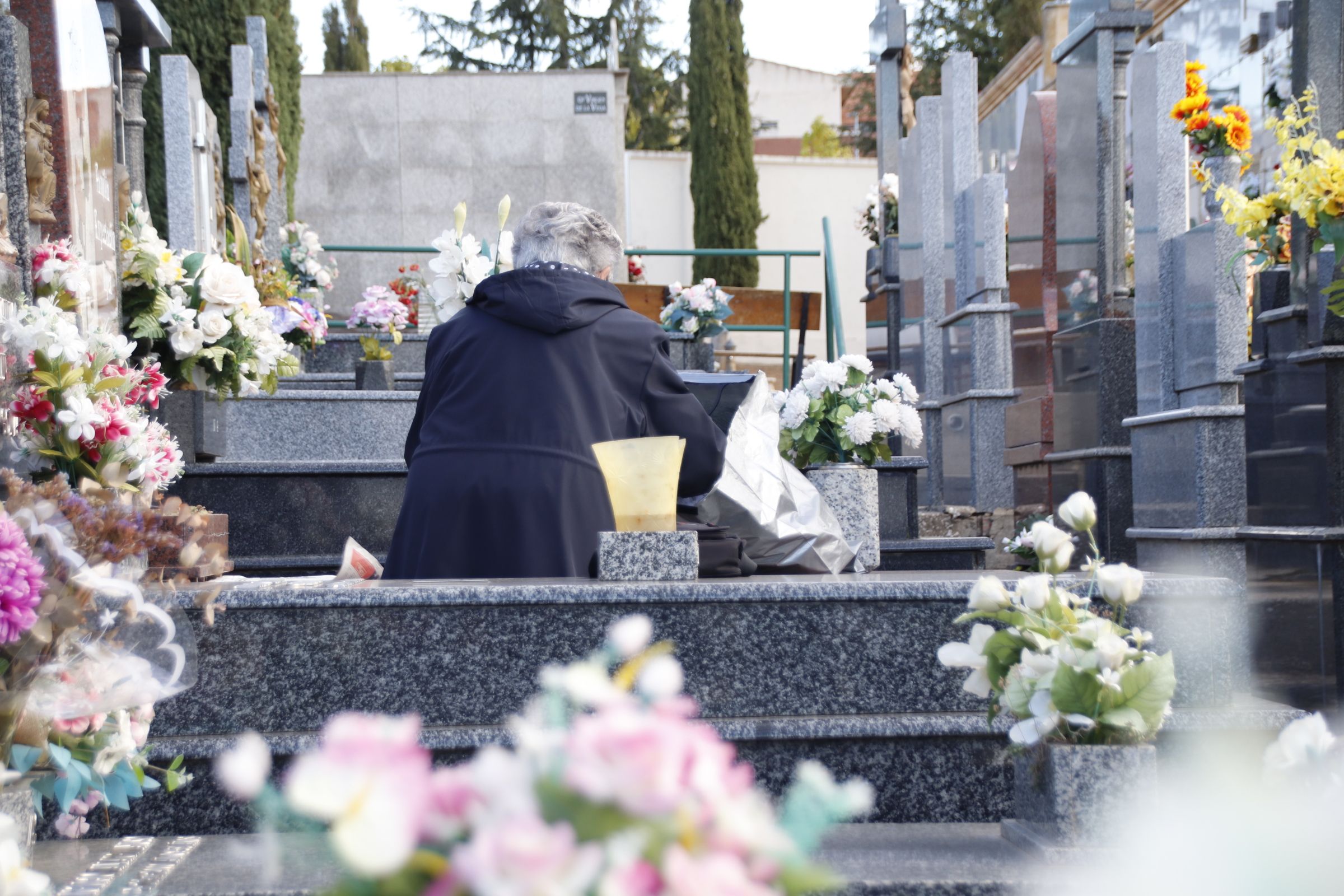 Gente visitando las tumbas de sus familiares en el cementerio de Salamanca | Foto de archivo