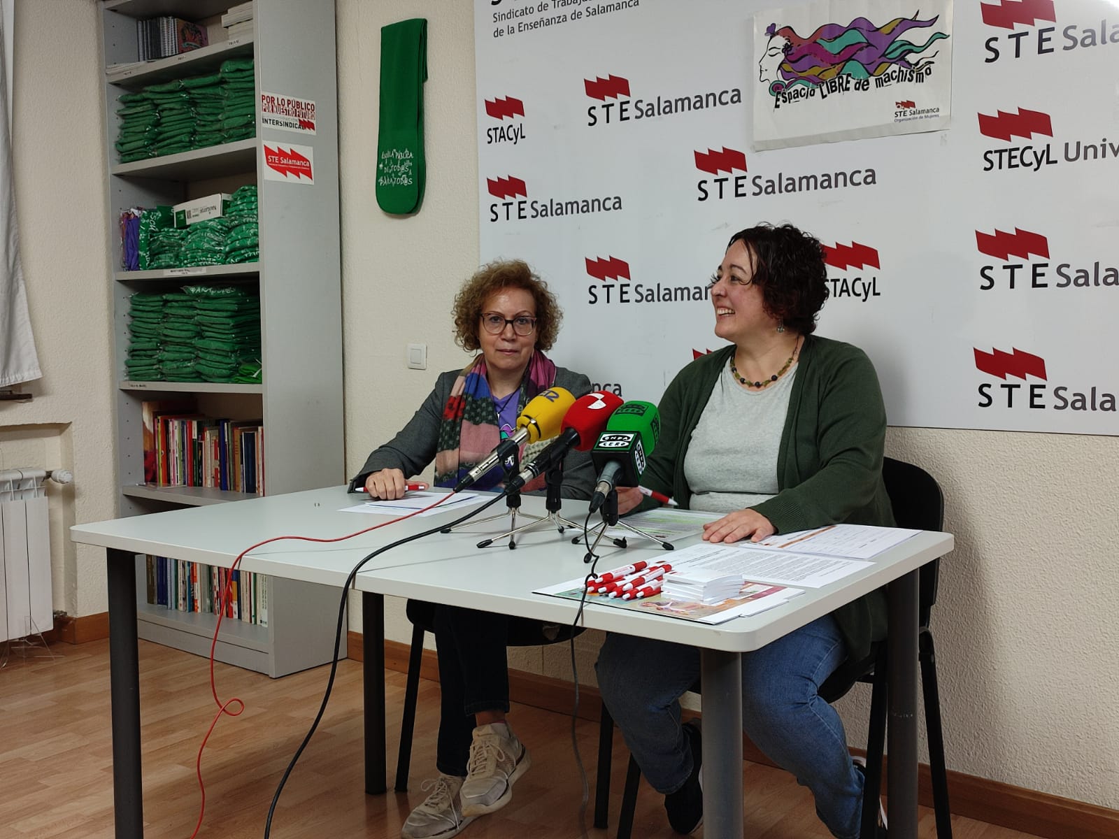 Teresa Sánchez y Teresa Vicente en la sede de STE Salamanca