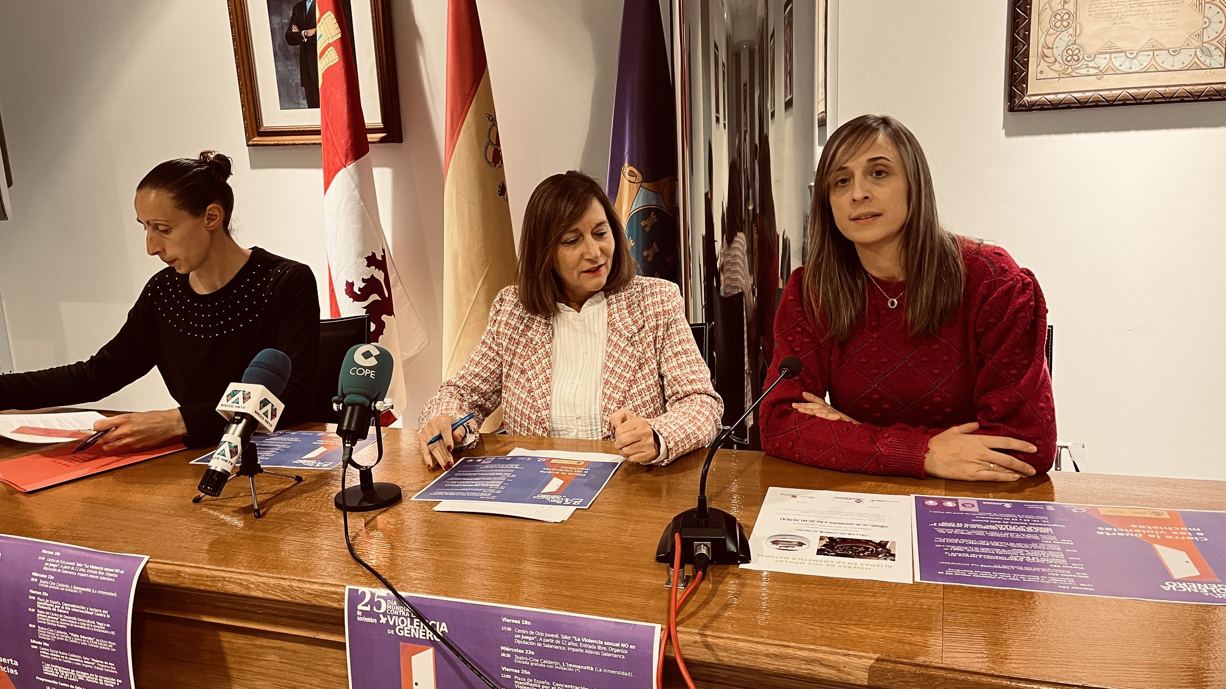 La alcaldesa de Peñaranda, Carmen Ávila, ha presentado la programación del 25N junto a las concejalas Pilar García y Fátima Manzano