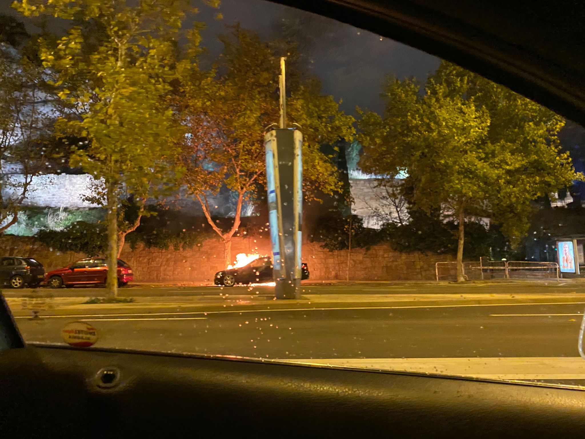 Coche ardiendo en el Paseo del Desengaño. Fotos S24H (1)