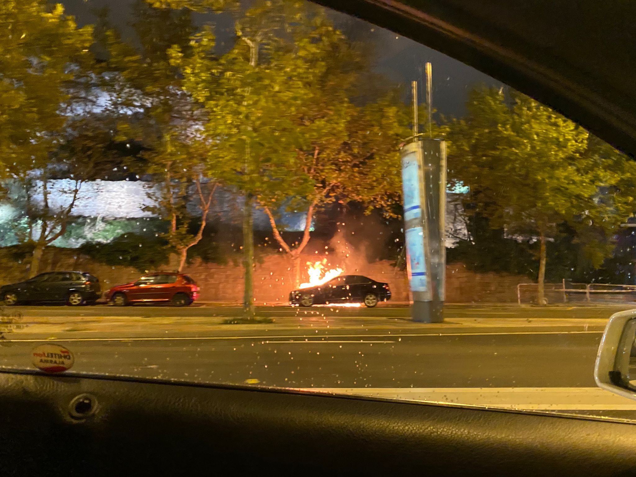 Coche ardiendo en el Paseo del Desengaño. Fotos S24H (6)