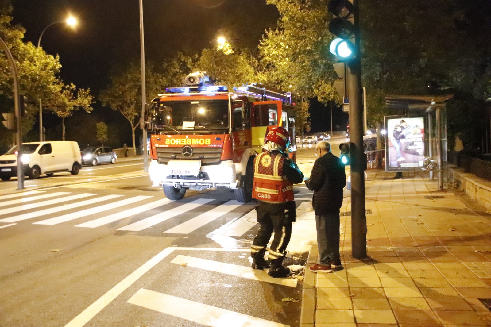 Coche ardiendo en el paseo del Desengaño. Fotos Andrea M.  (15)