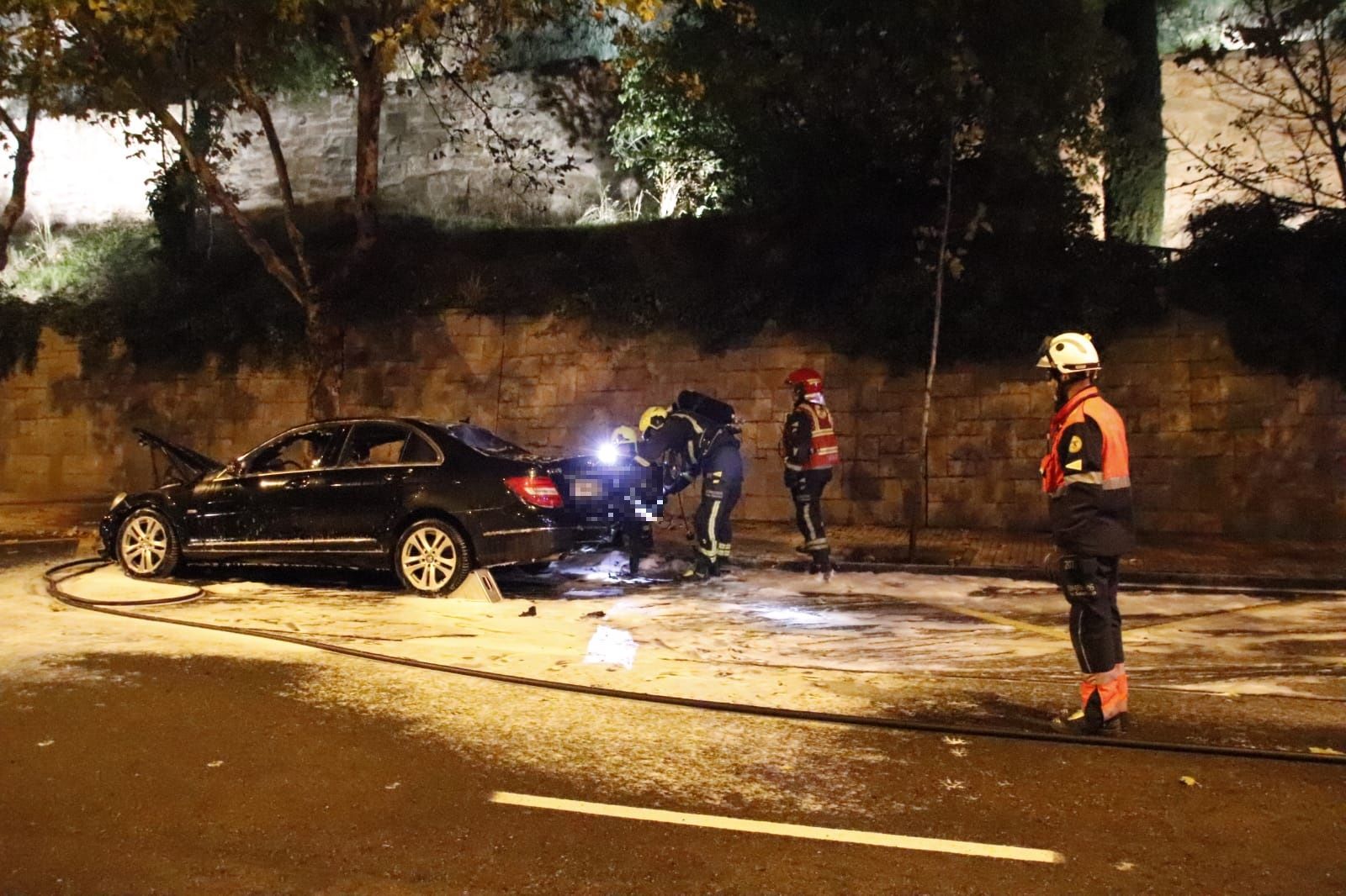 Coche ardiendo en el paseo del Desengaño. Fotos Andrea M.  (2)