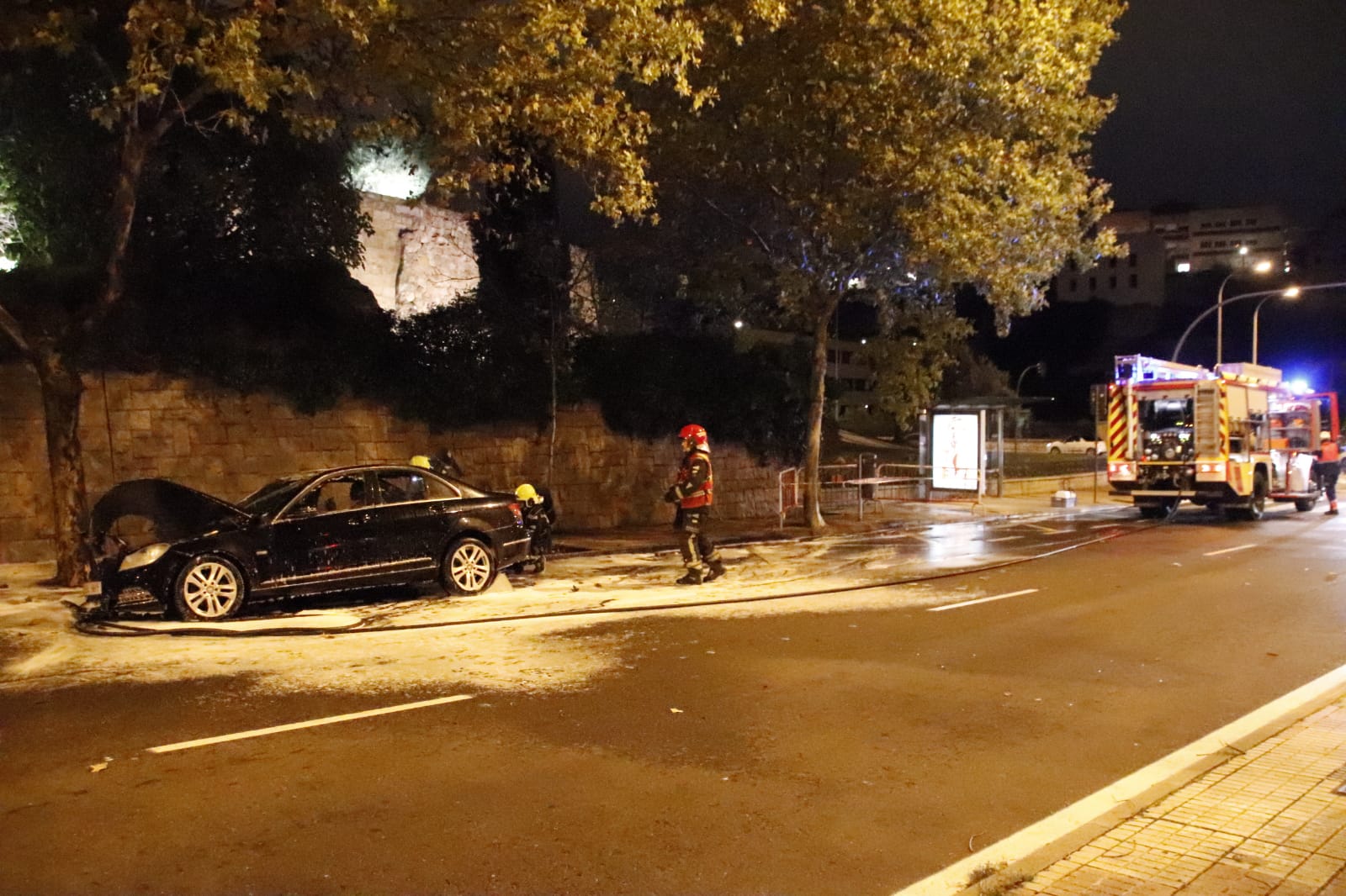 Coche ardiendo en el paseo del Desengaño. Fotos Andrea M.  (3)