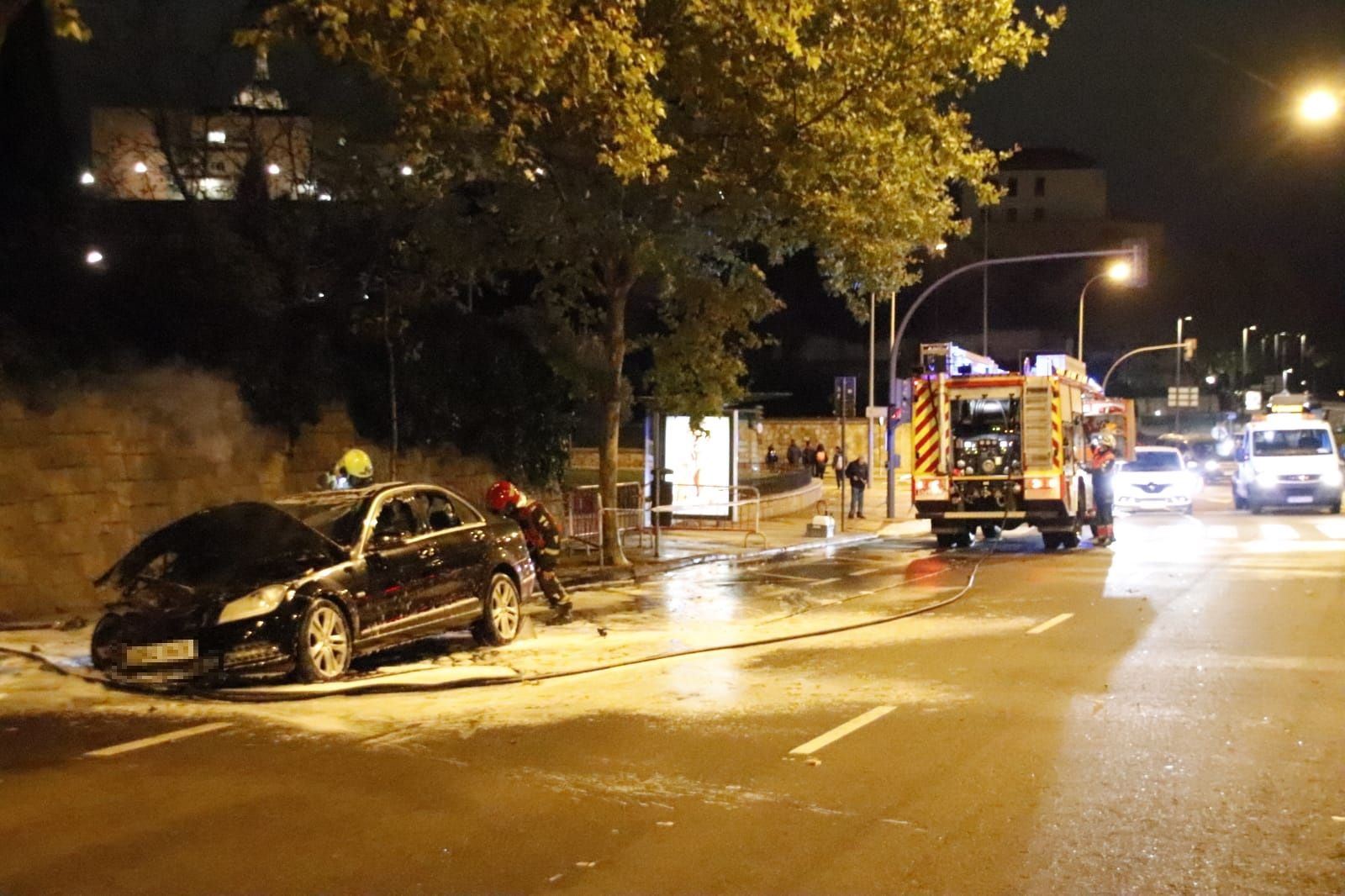 Coche ardiendo en el paseo del Desengaño. Fotos Andrea M.  (5)