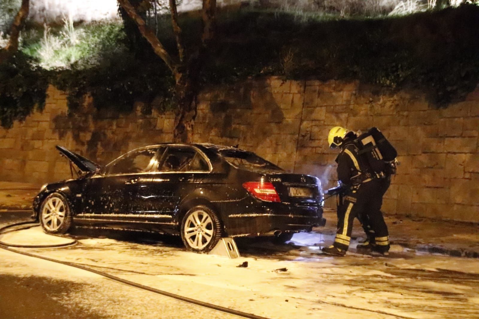 Coche ardiendo en el paseo del Desengaño. Fotos Andrea M.  (6)