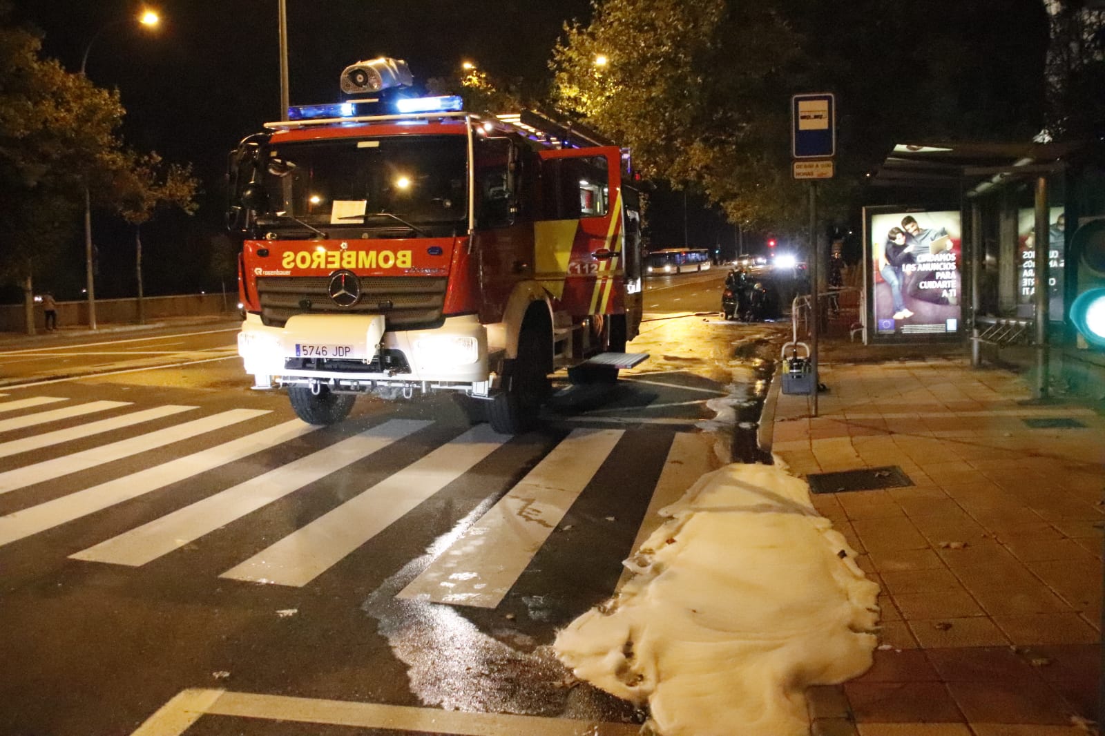 Coche ardiendo en el paseo del Desengaño. Fotos Andrea M.  (7)