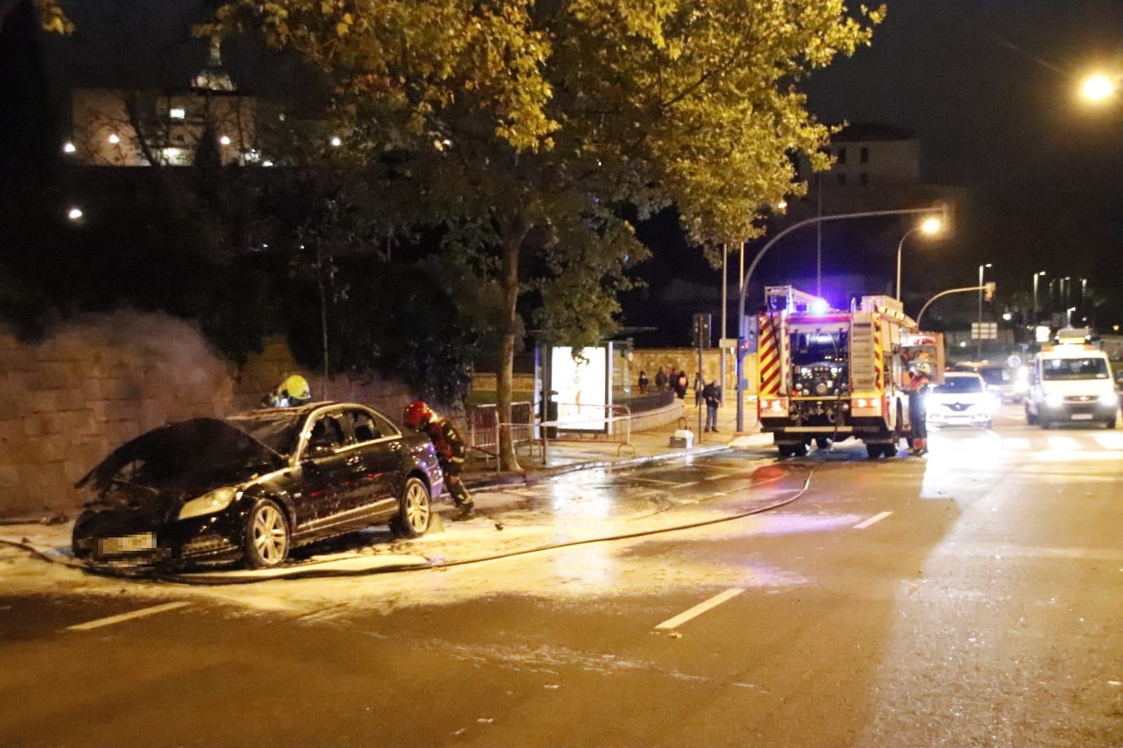 Coche ardiendo en el paseo del Desengaño. Fotos Andrea M.  (8)