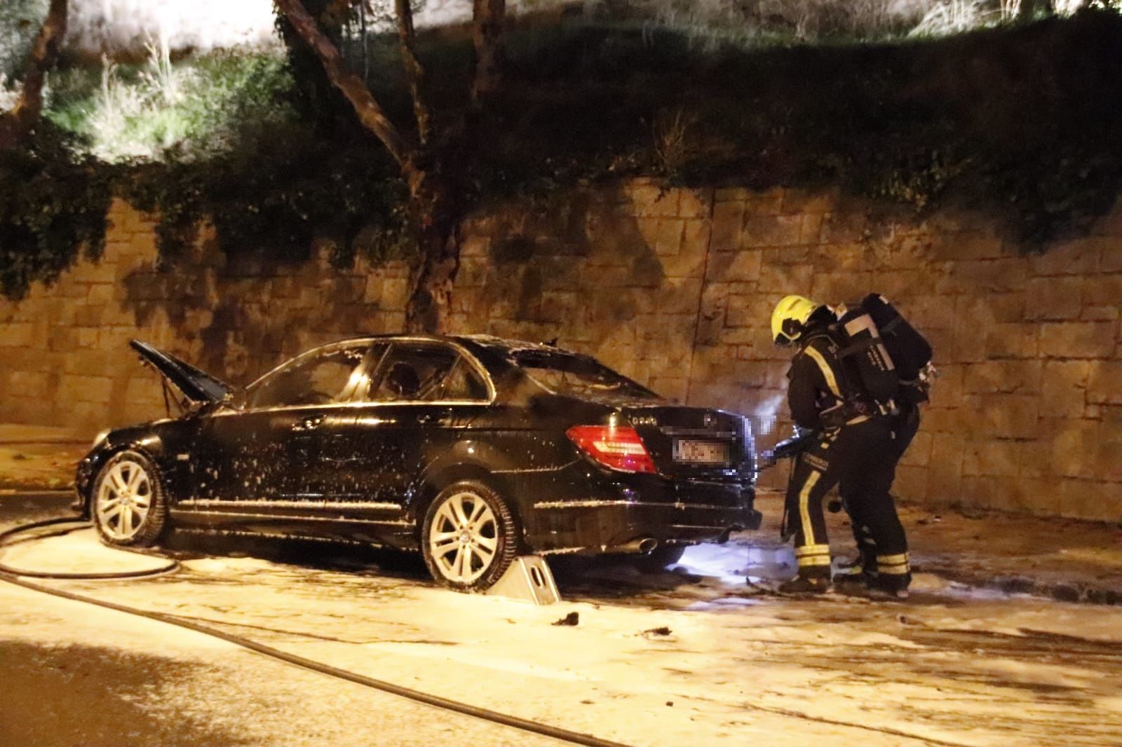 Coche ardiendo en el paseo del Desengaño. Fotos Andrea M.  (9)