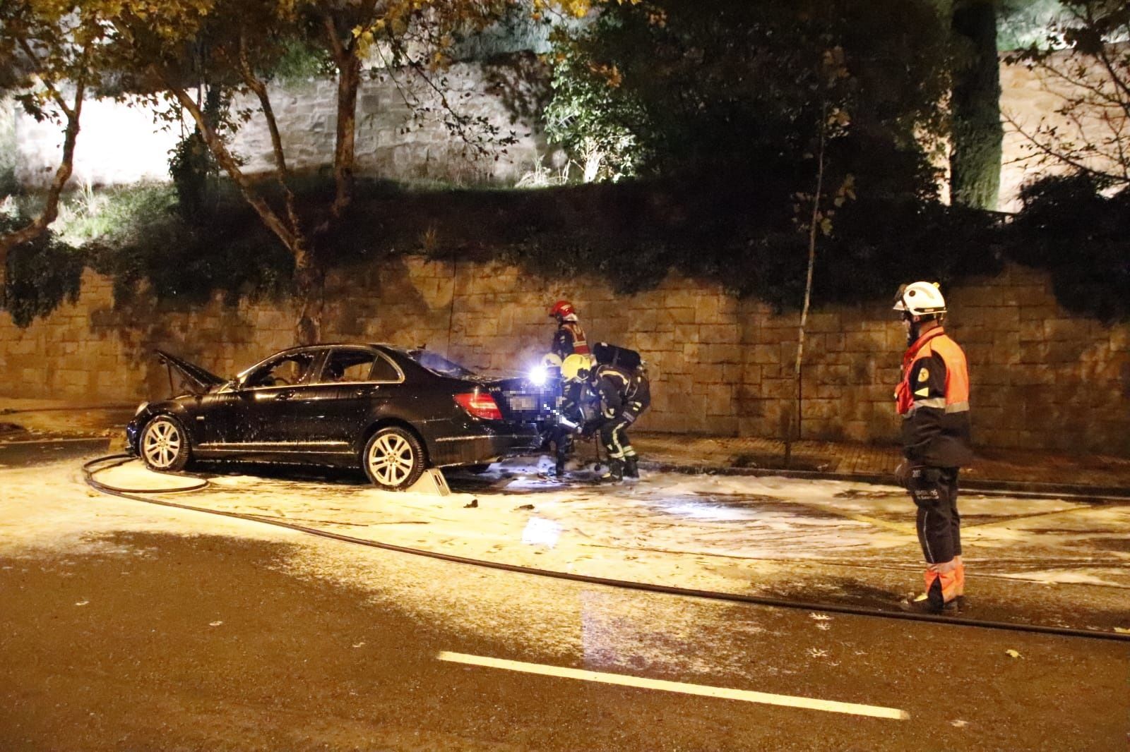 Coche ardiendo en el paseo del Desengaño. Fotos Andrea M.  (10)