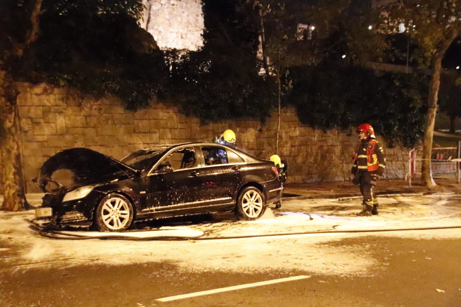 Coche ardiendo en el paseo del Desengaño. Fotos Andrea M.  (11)