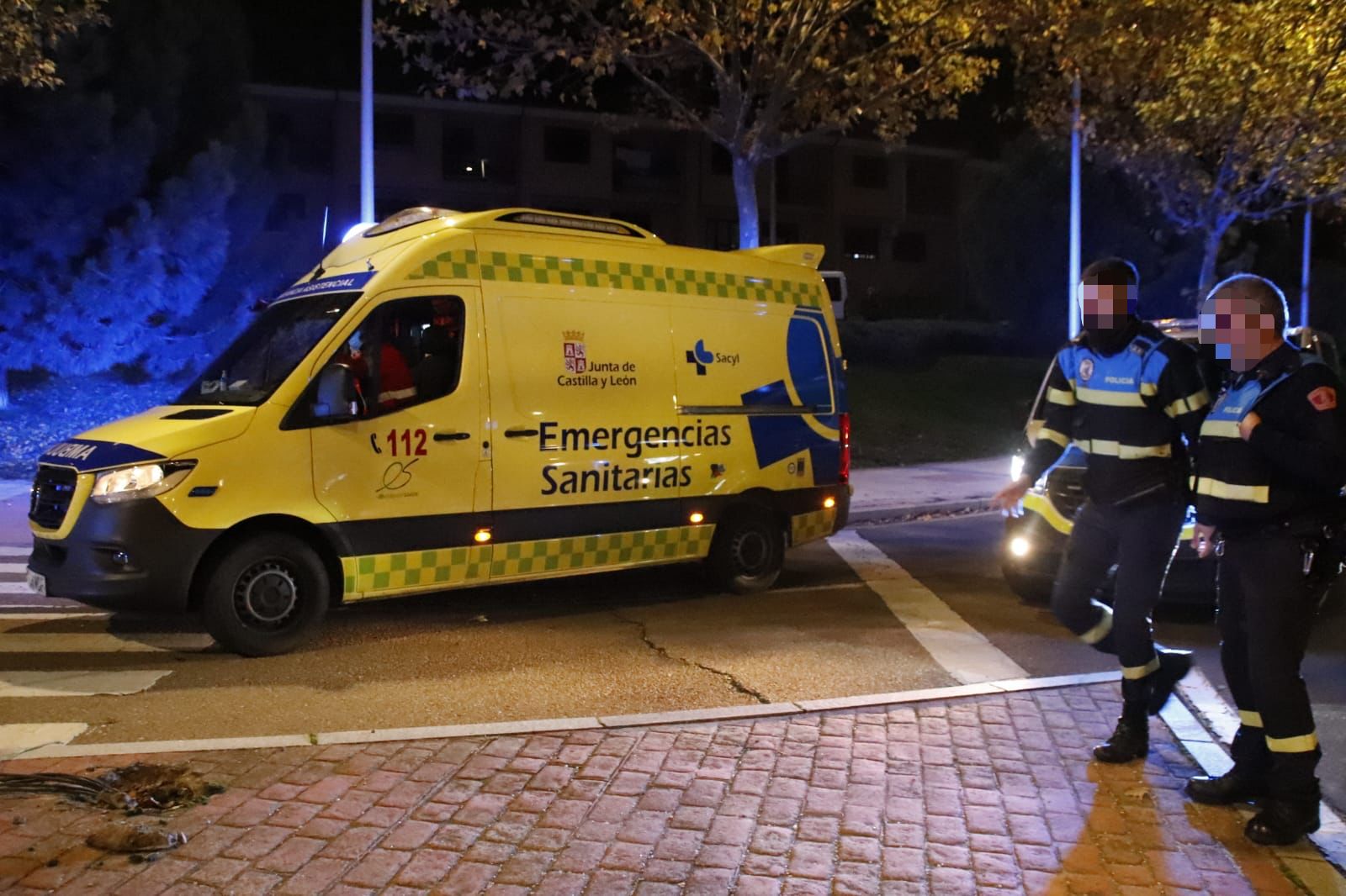 Imagen de archivo de una ambulancia y Policía Local en la glorieta Beatriz de Suabia