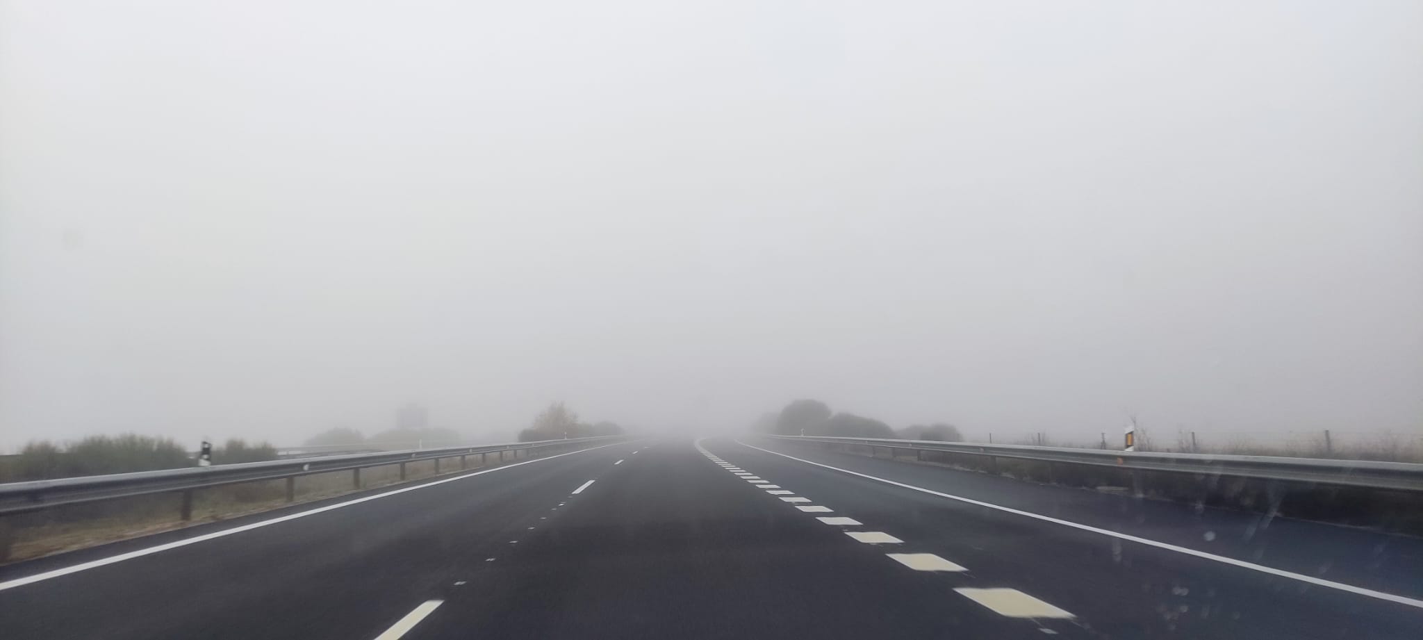 Niebla en la autovía. Foto de archivo