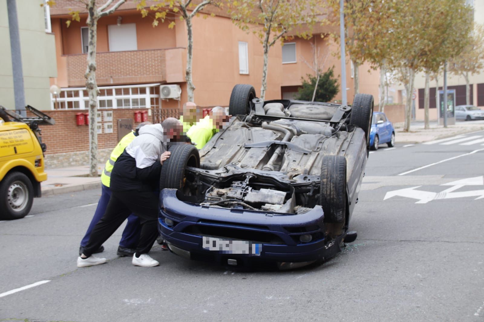  Vuelca un coche en la calle Orejudos