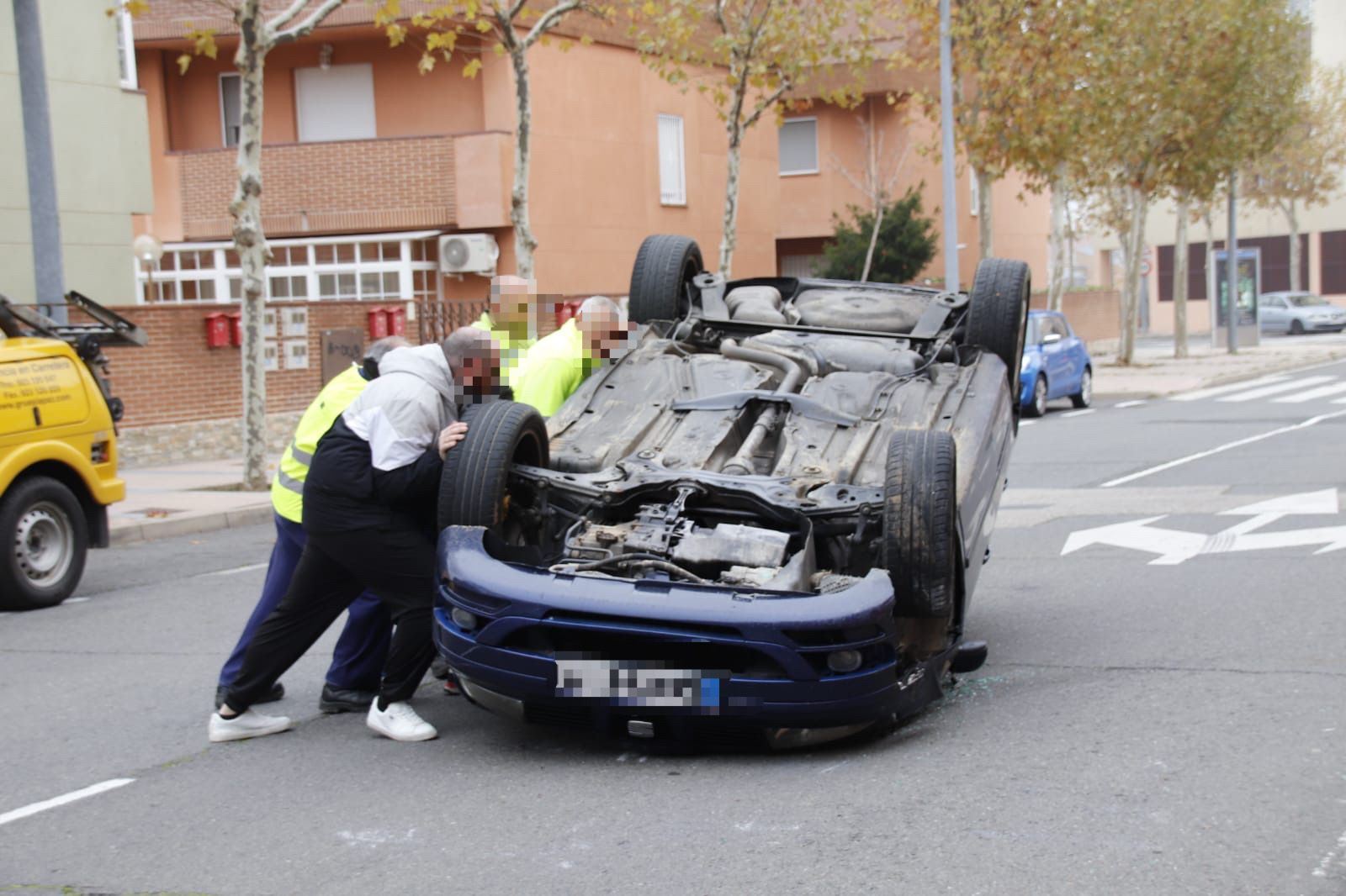  Vuelca un coche en la calle Orejudos