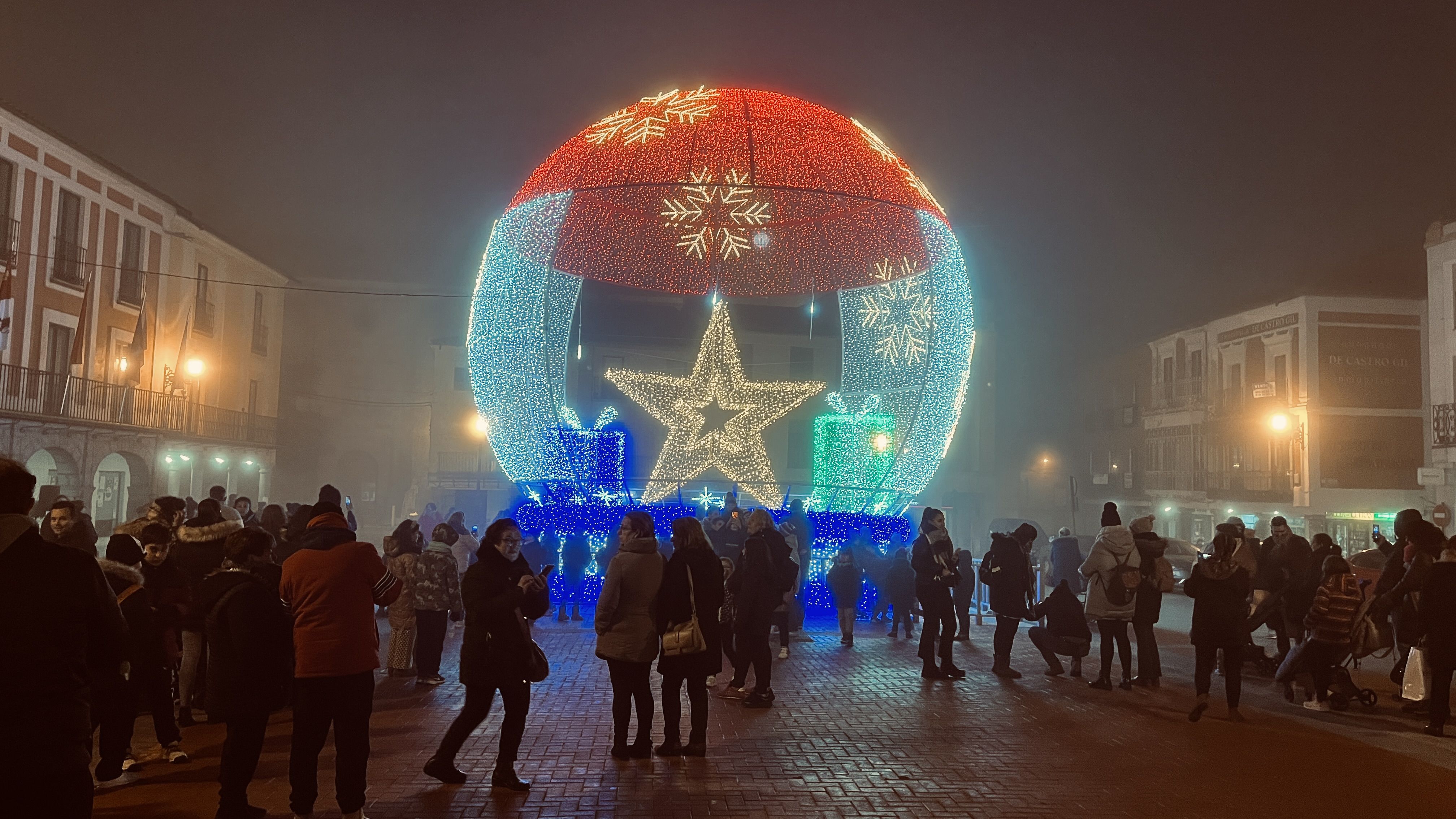 Decenas de personas han presenciado la iluminación navideña en Peñaranda