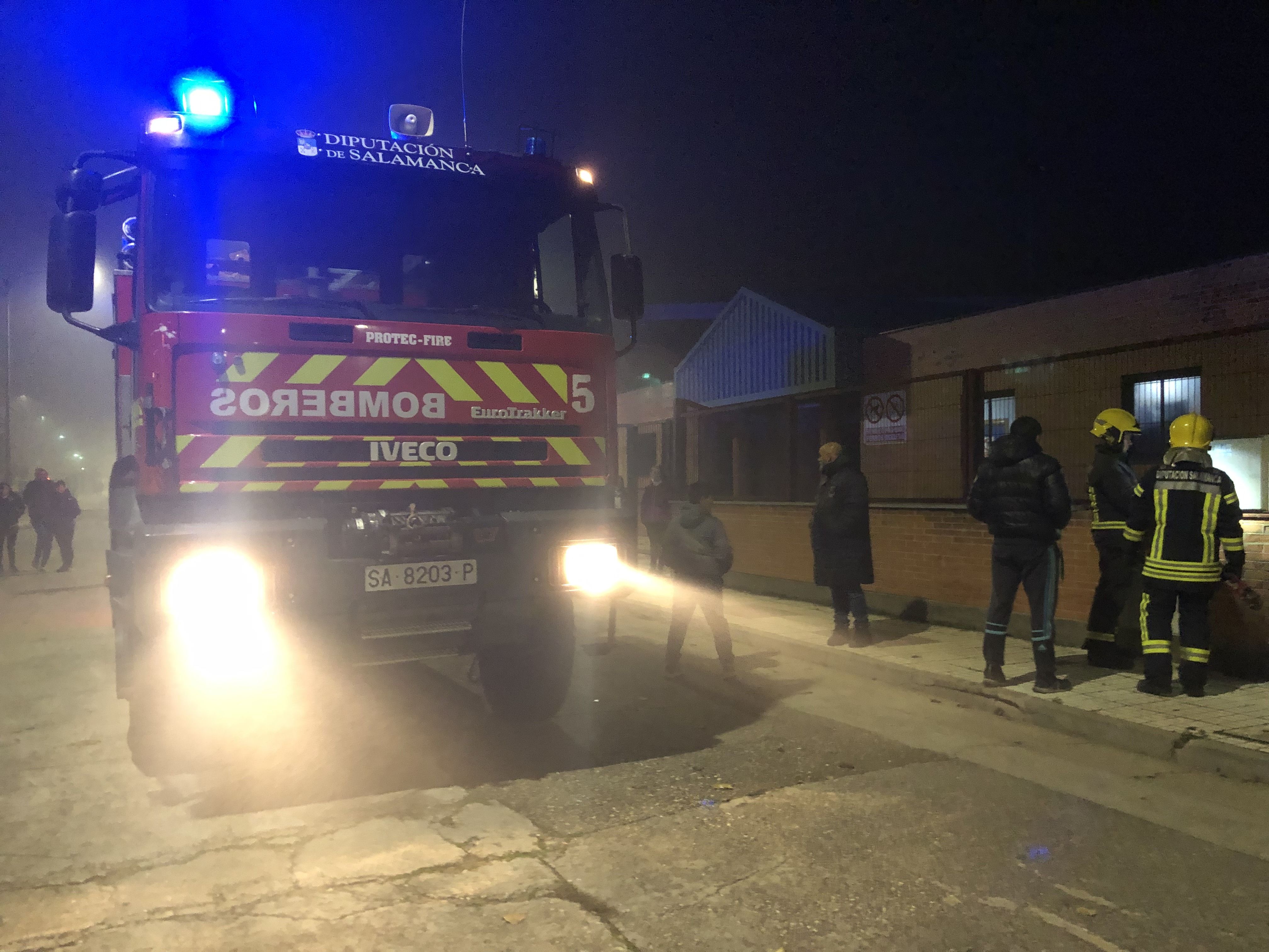 Un incendio en el cuadro eléctrico del polideportivo de Carbajosa moviliza a los bomberos. Foto:| Samuel Mellado