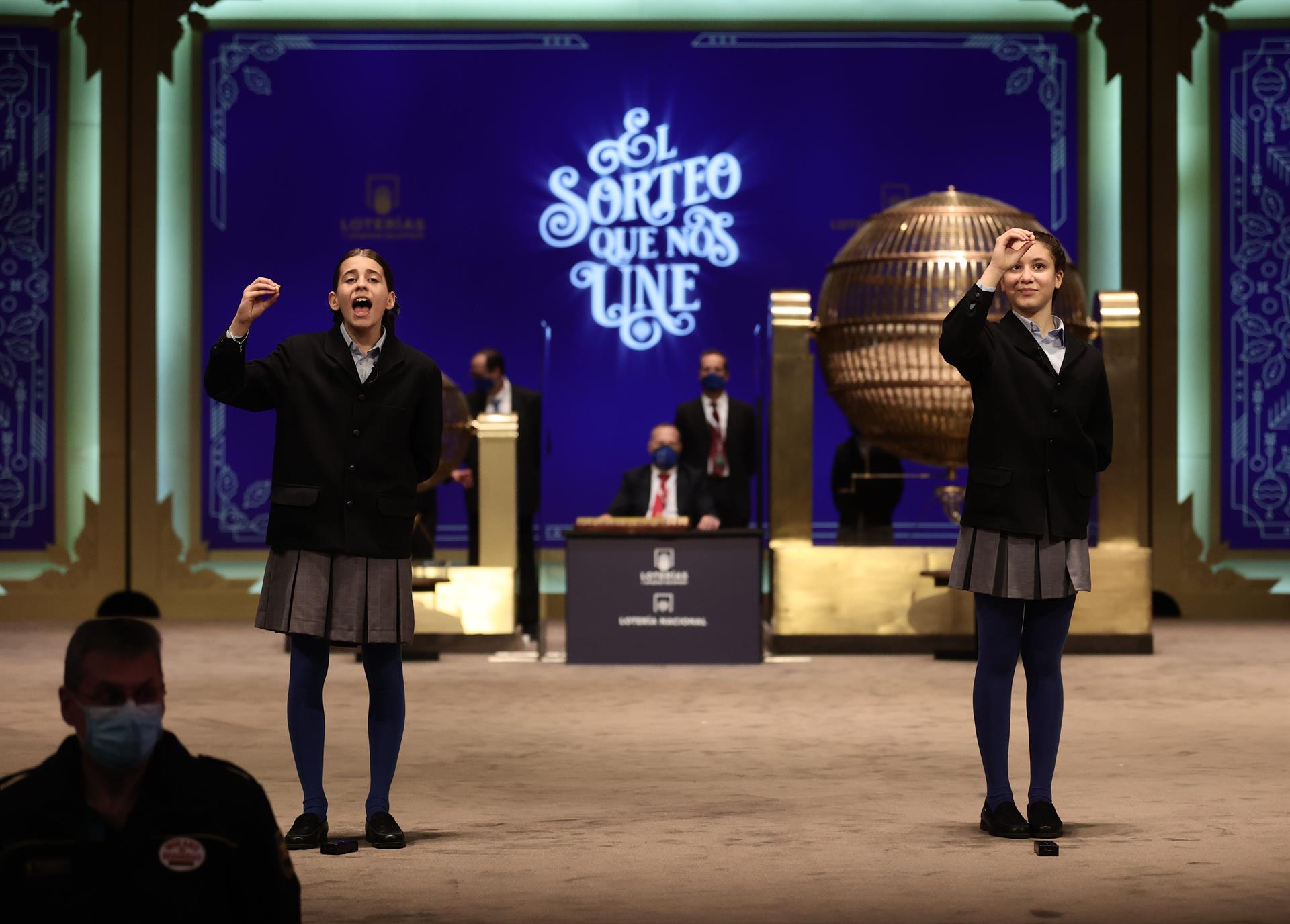 Dos de las niñas de la residencia de San Ildefonso, posan minutos después de cantar un premio. EP