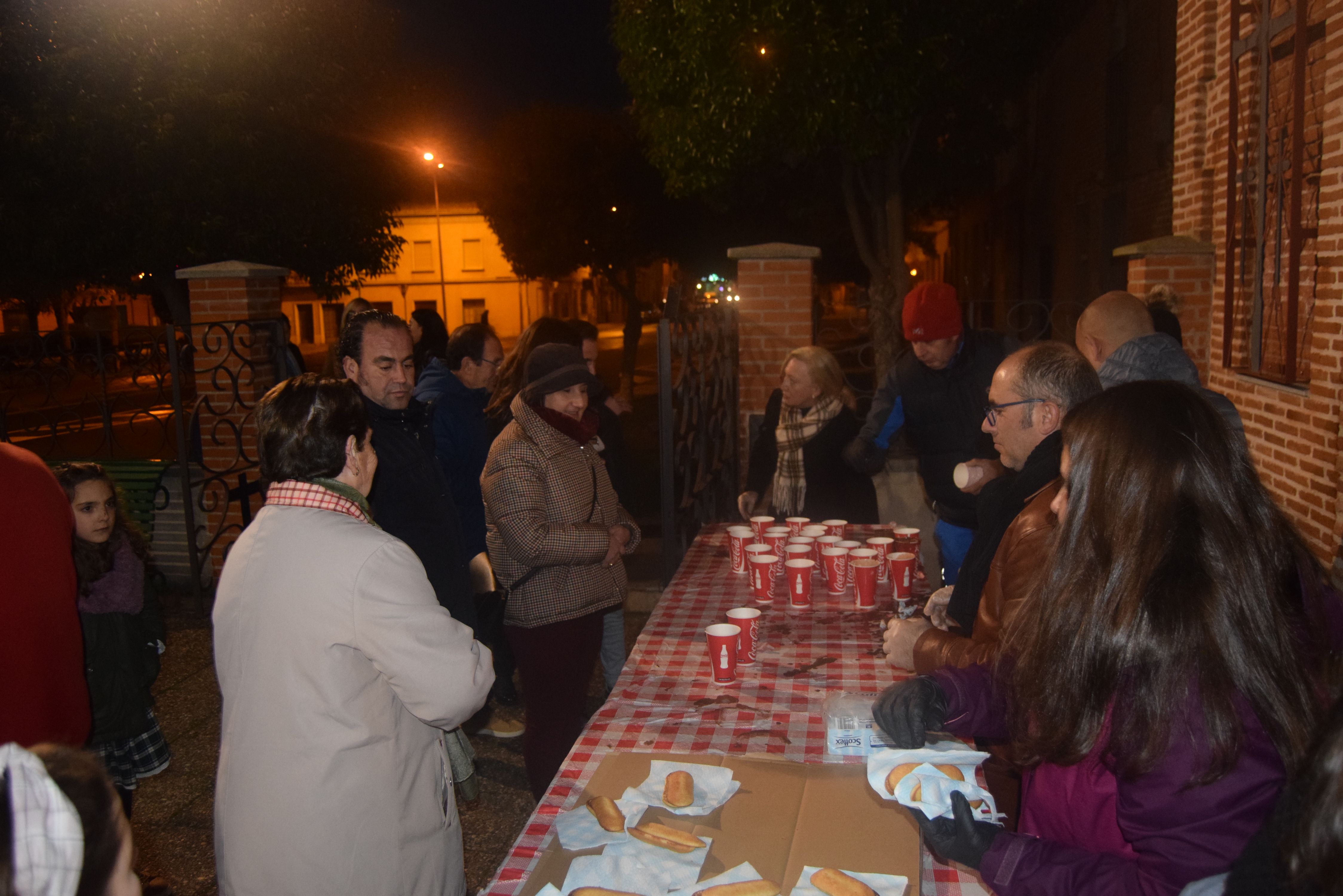 Decenas de personas acuden en Peñaranda a la chocolatada solidaria del Cristo del Humilladero