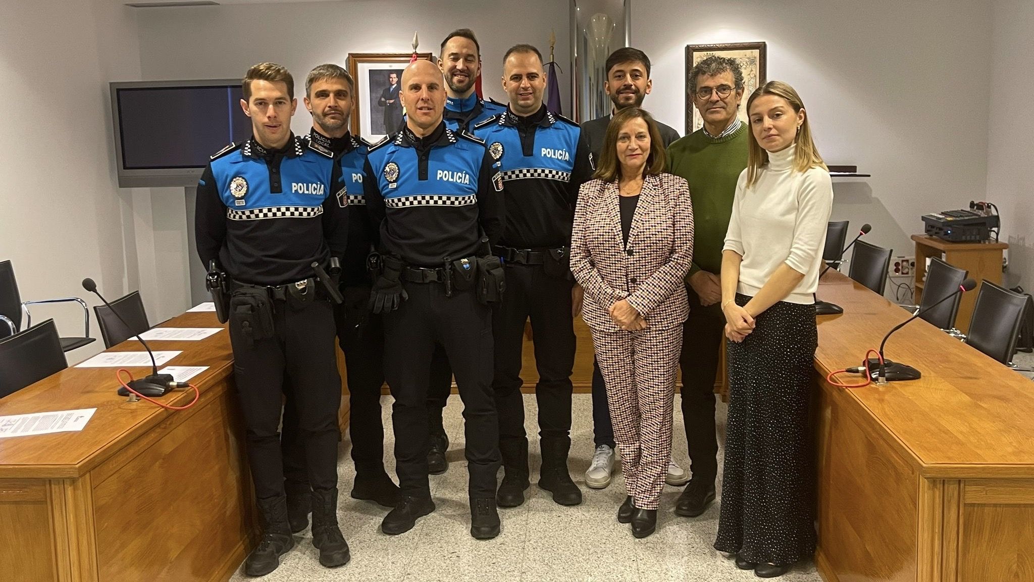 Los cuatro agentes de la Policía Local de Peñaranda junto al oficial y los responsables municipales 