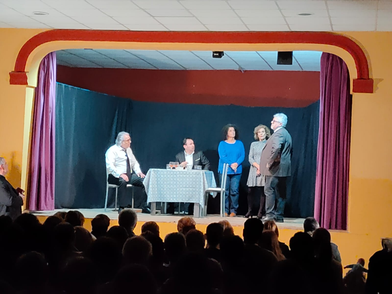 El grupo Taitantos en su representación teatral en el salón de Zorita de la Frontera