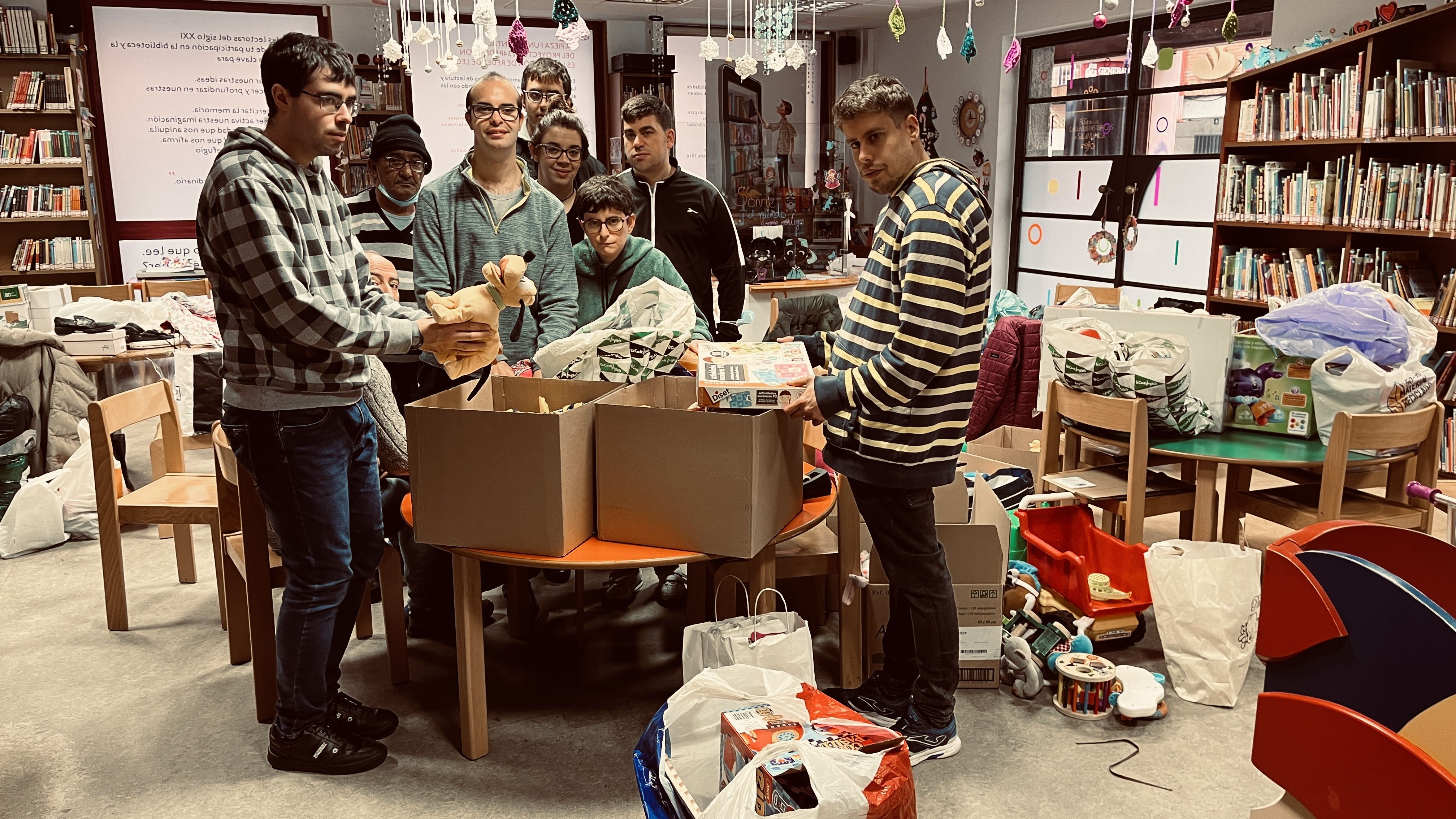 Miembros del grupo Acomunidad durante la recogida de juguetes y ropa infantil 