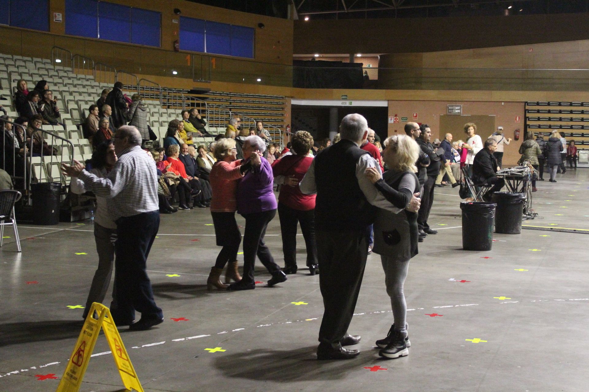 Tradicional baile con chocolatada Programa para personas mayores.