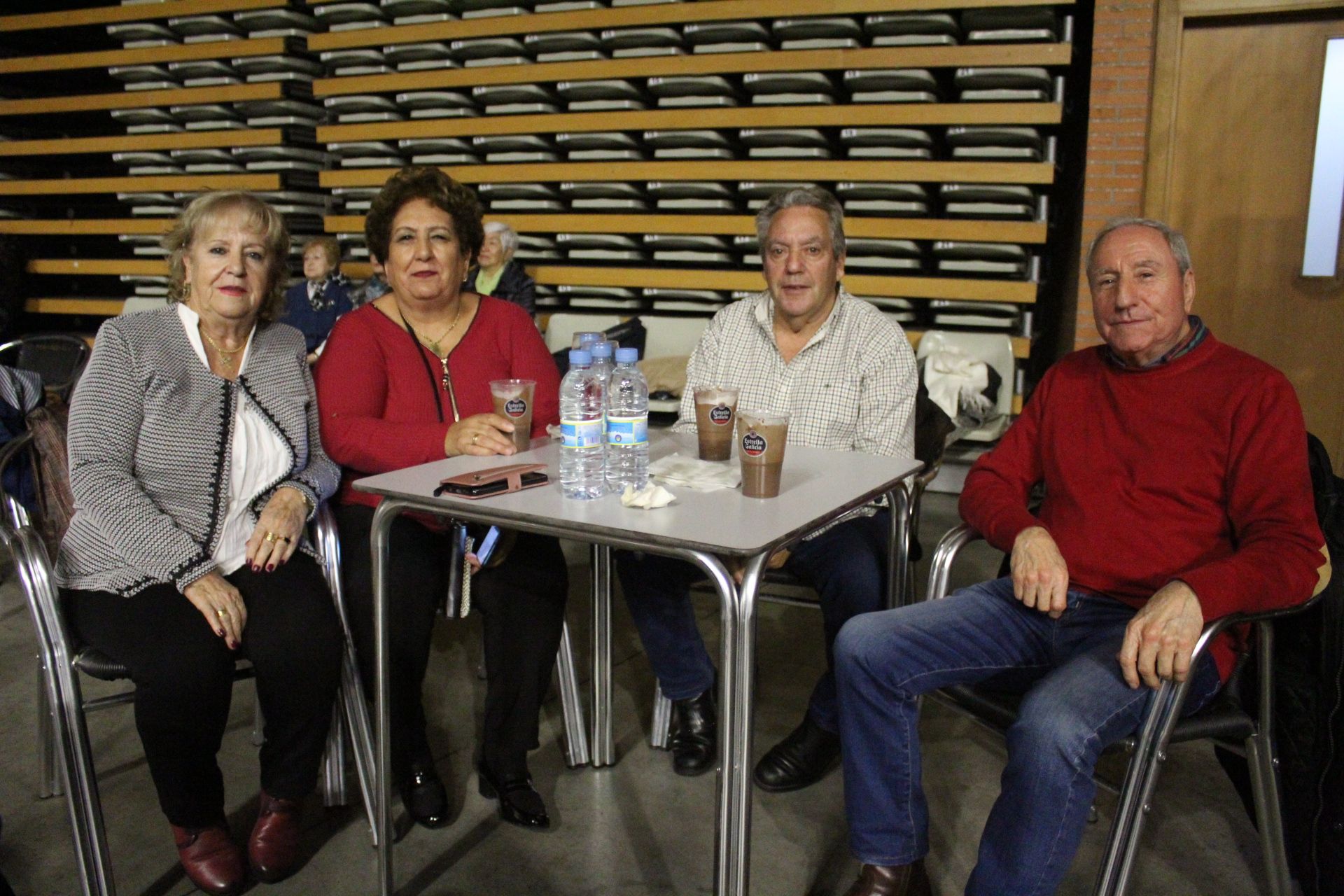 Tradicional baile con chocolatada Programa para personas mayores.