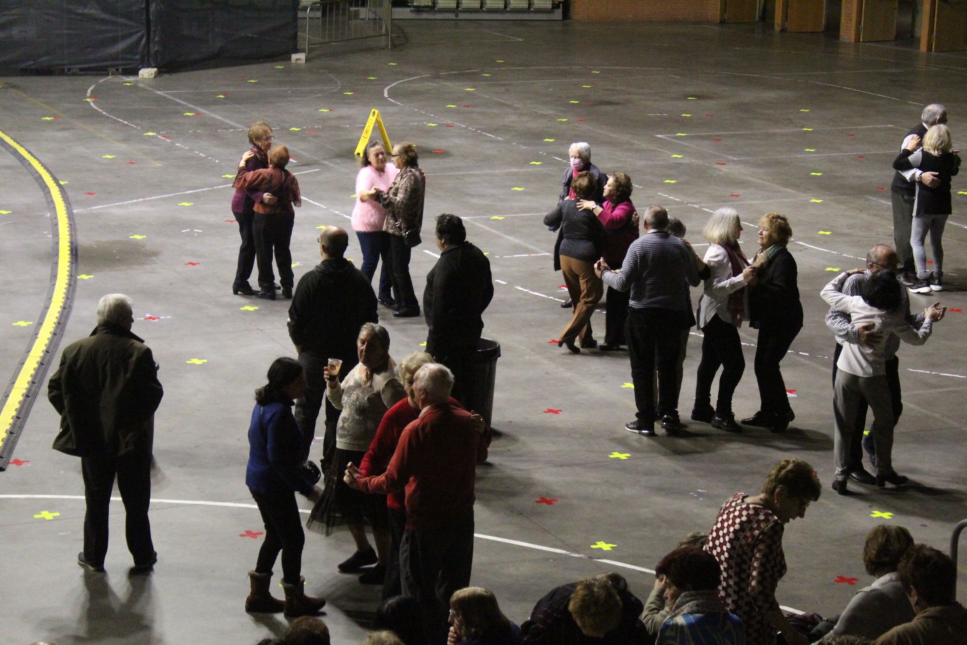 Tradicional baile con chocolatada Programa para personas mayores.