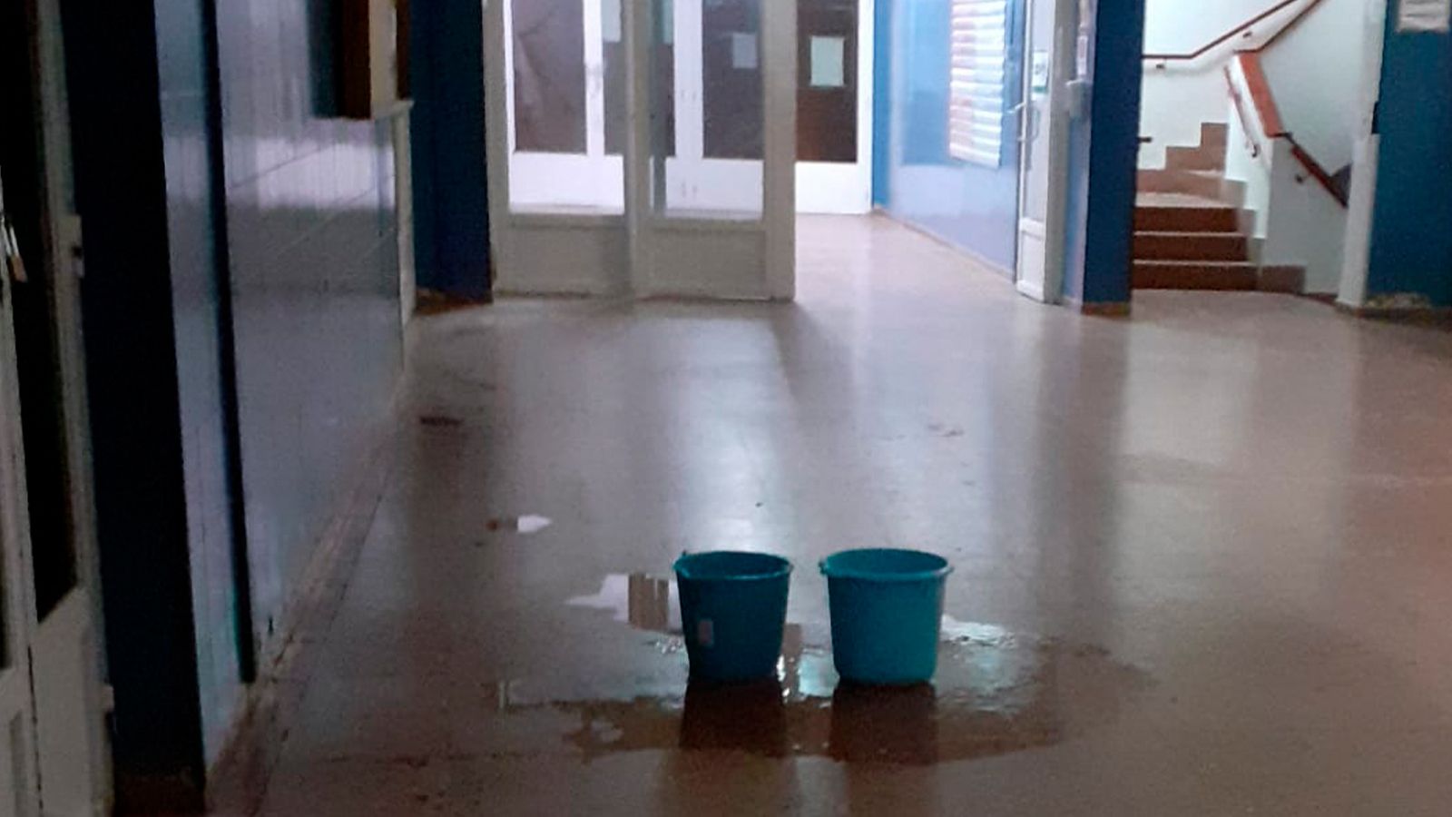 Cubos de agua en el Colegio Comarcal mixto de Peñarnada