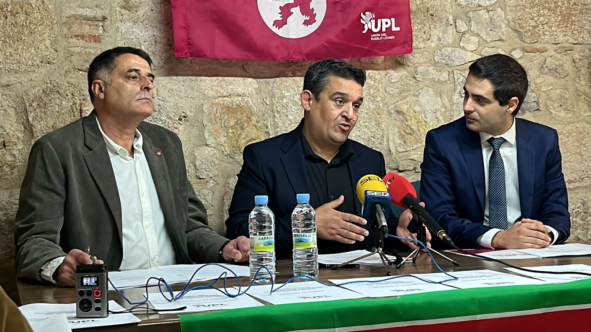 El senador Carles Mulet (centro) junto al presidente de UPL (dcha) y el coordinador de UPL en Zamora (izda)