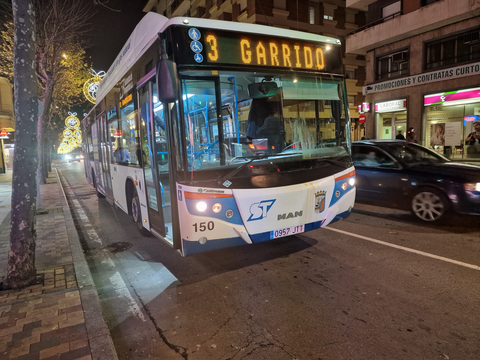 Autobús urbano con huevos en la luna