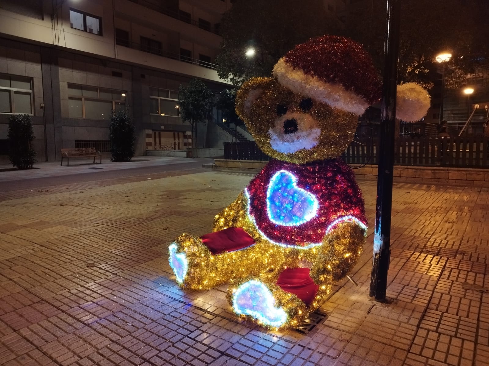 iluminación navideña, oso gigante, plaza carmelitas