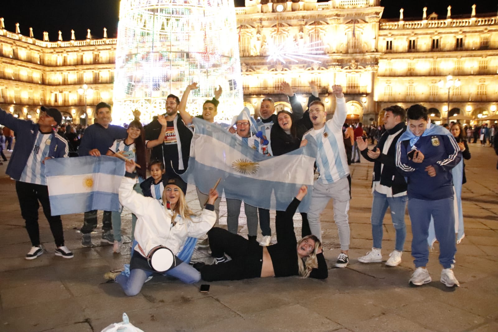 Afición argentina celebrando la victoria de la selección albiceleste, Plaza Mayor