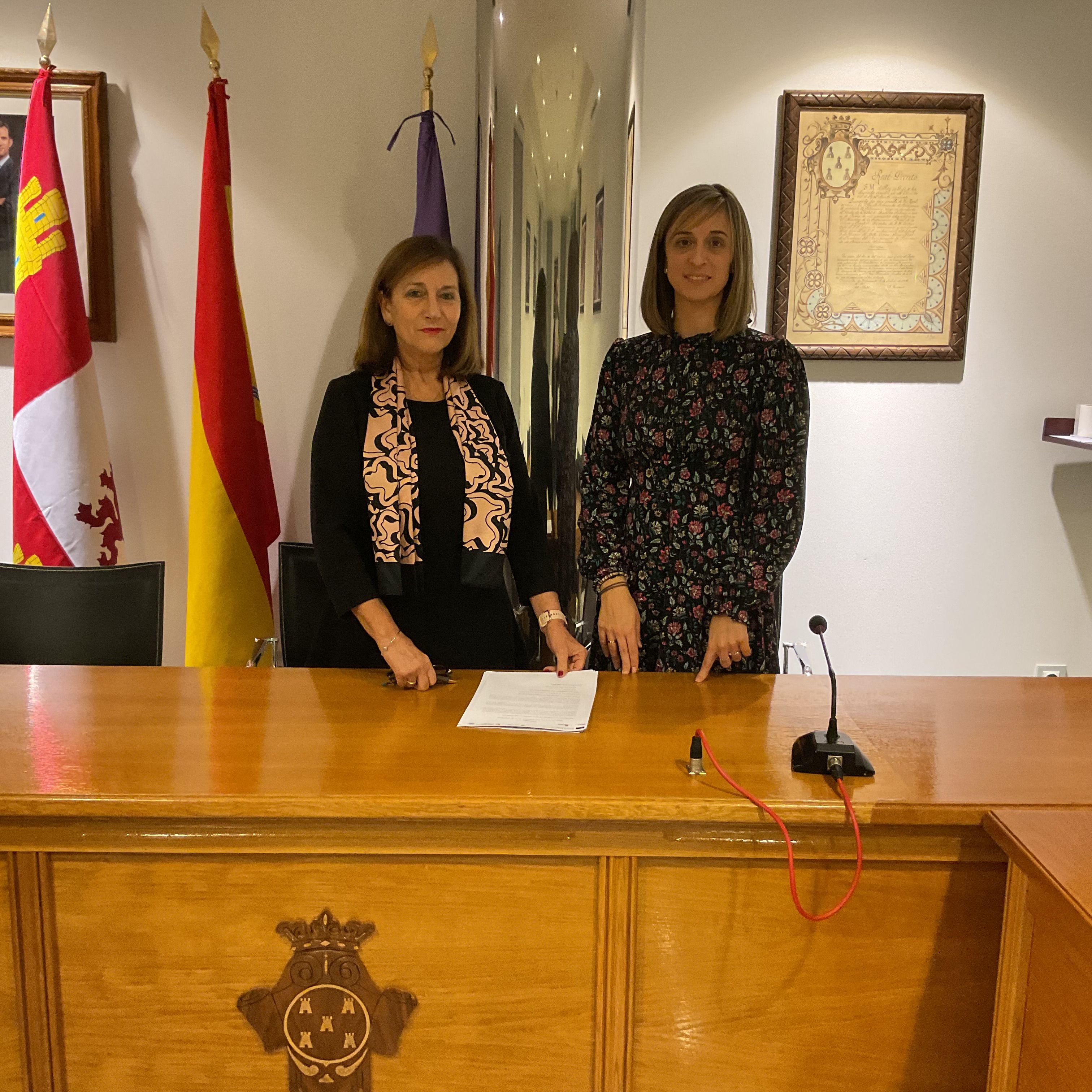 Carmen Ávila junto a la concejala de Educación, Fátima Manzano