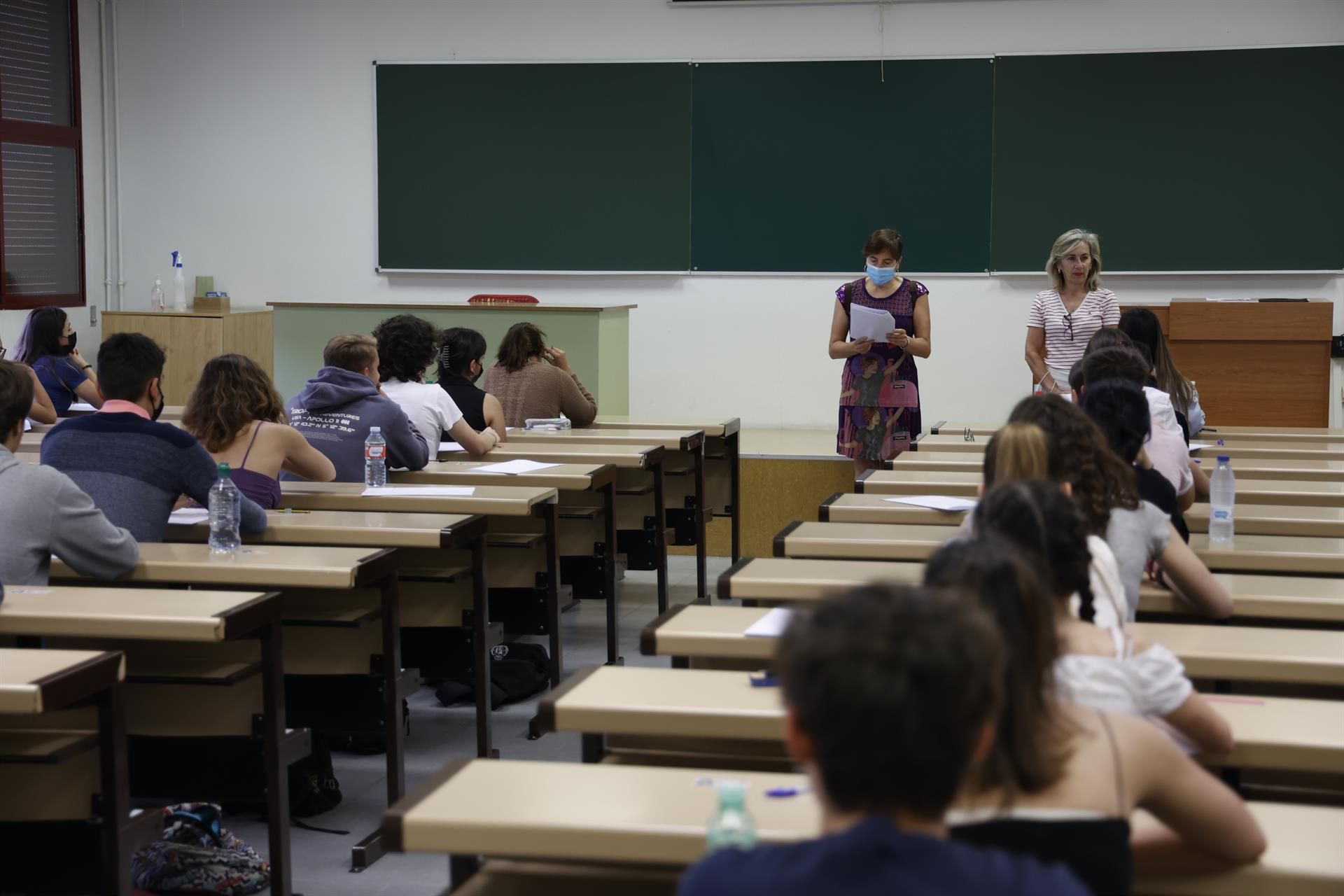 Estudiantes esperan antes de comenzar las pruebas de acceso a la universidad 2022, - Photogenic/Lourdes Azaña - Europa Press - Archivo