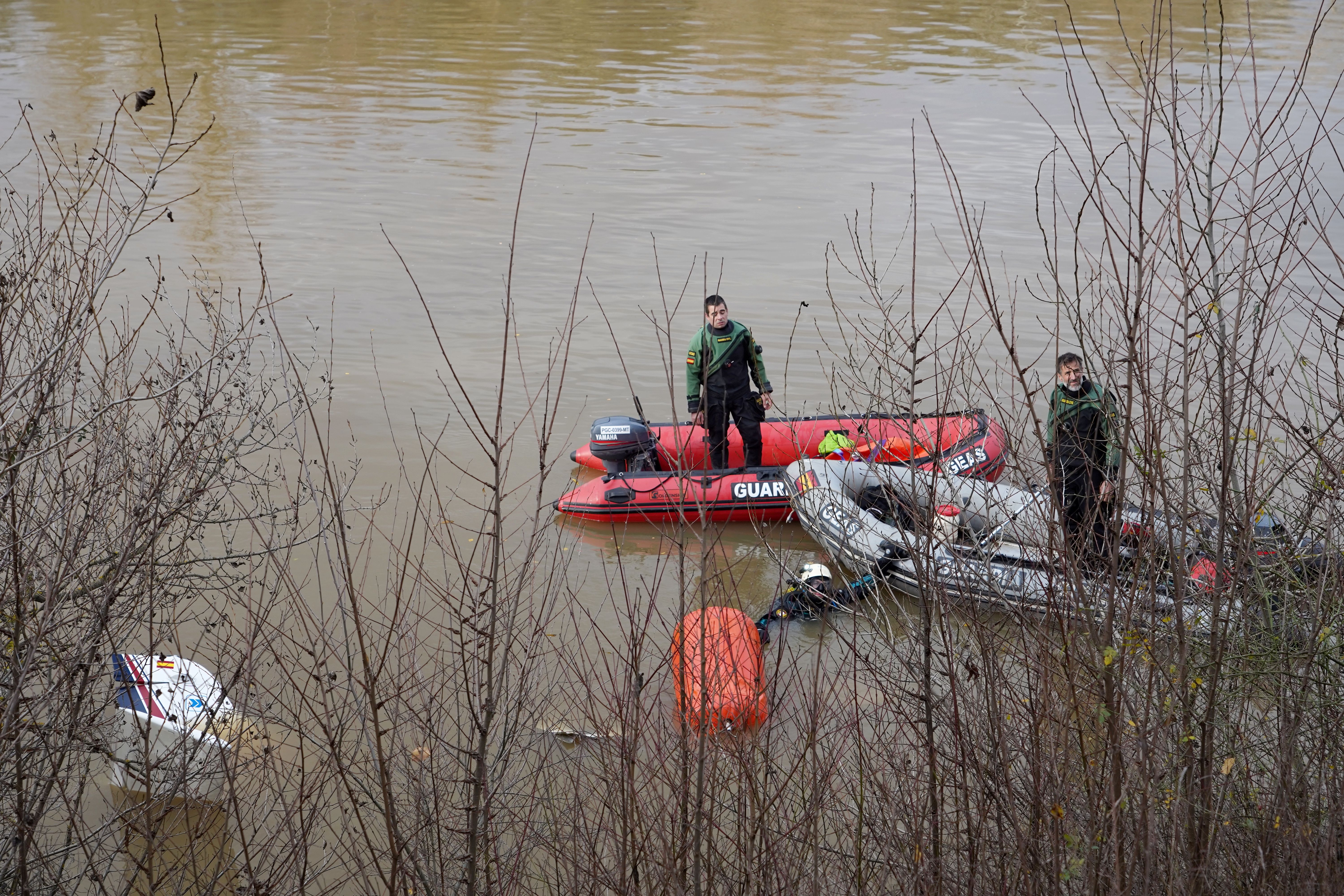 Buzos de la Guardia Civil trabajando en la zona, mientras la cola del aeroplano sobresale del agua | Miriam Chacón (Agencia ICAL)