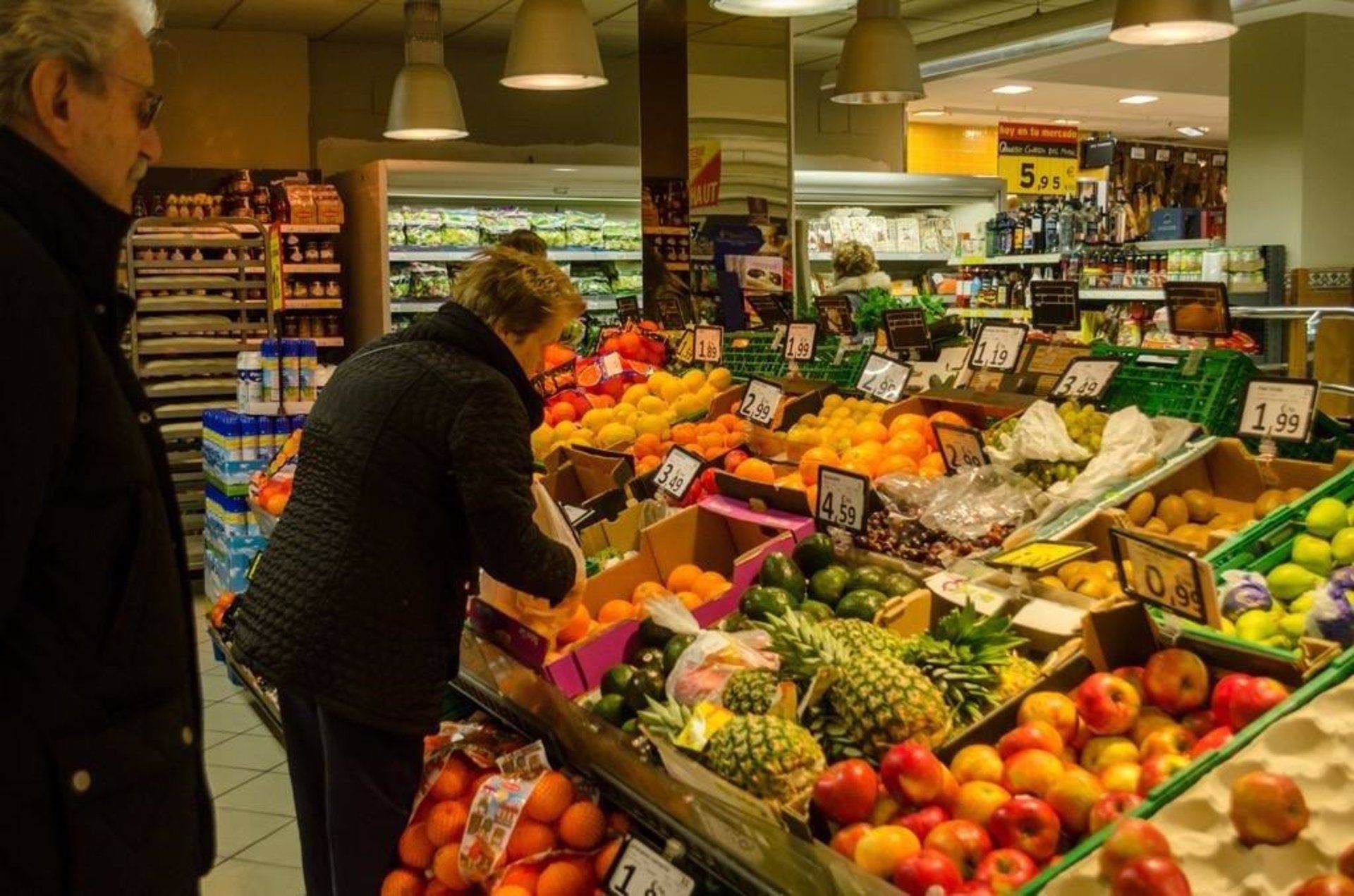 Gente comprando. Foto EP