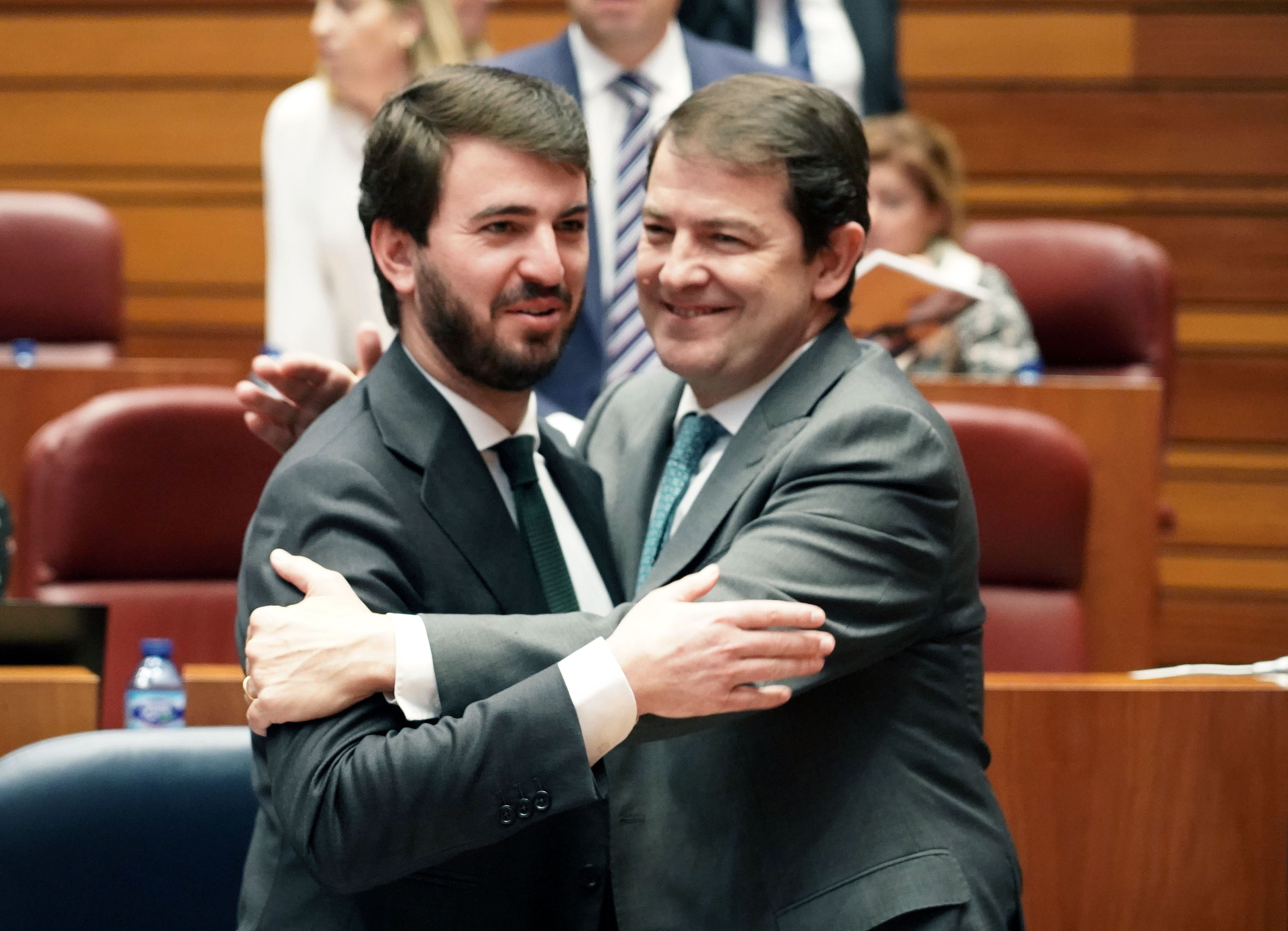 Abrazo entre Mañueco y García Gallardo (Agencia ICAL)