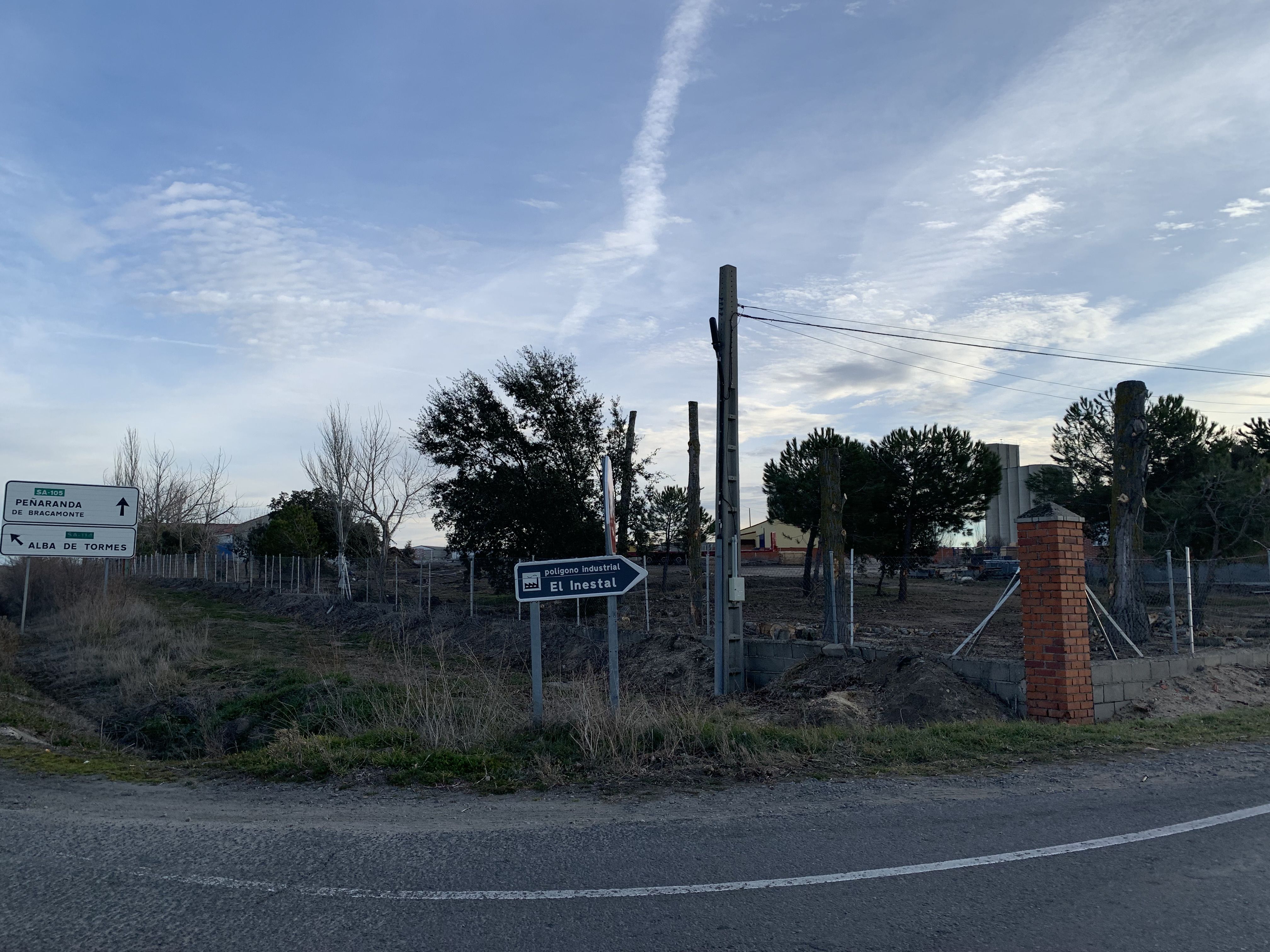 Acceso al polígono industrial de Peñaranda desde la carretera de Macotera