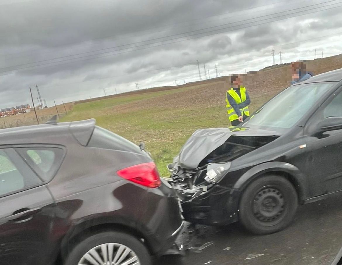 Varios coches implicados en un accidente en cadena en la entrada a Villamayor