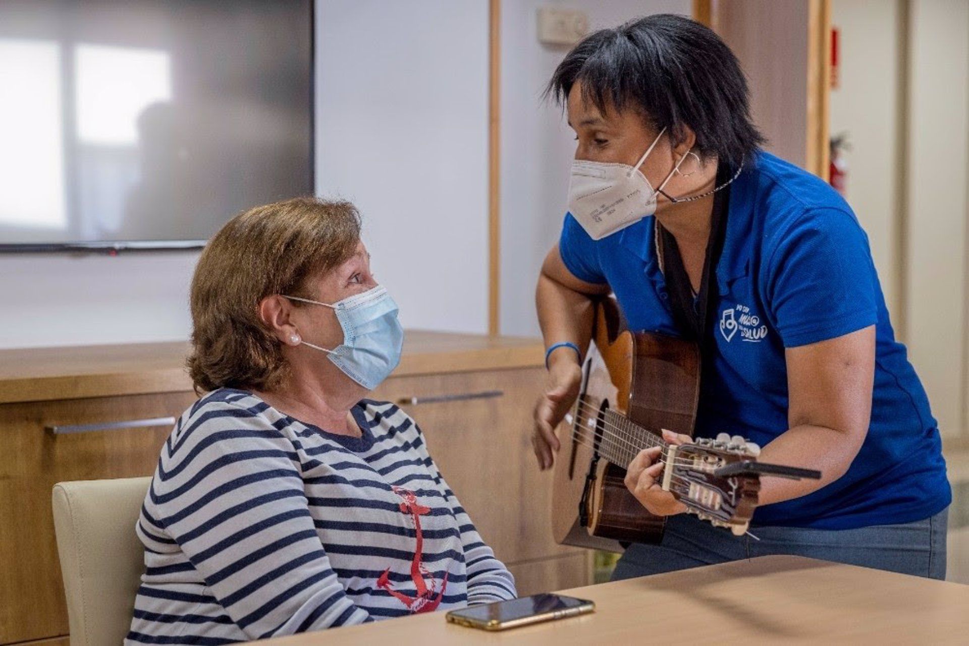 Persona mayor, cantar, terapia. - MÚSICOS POR LA SALUD | EUROPA PRESS